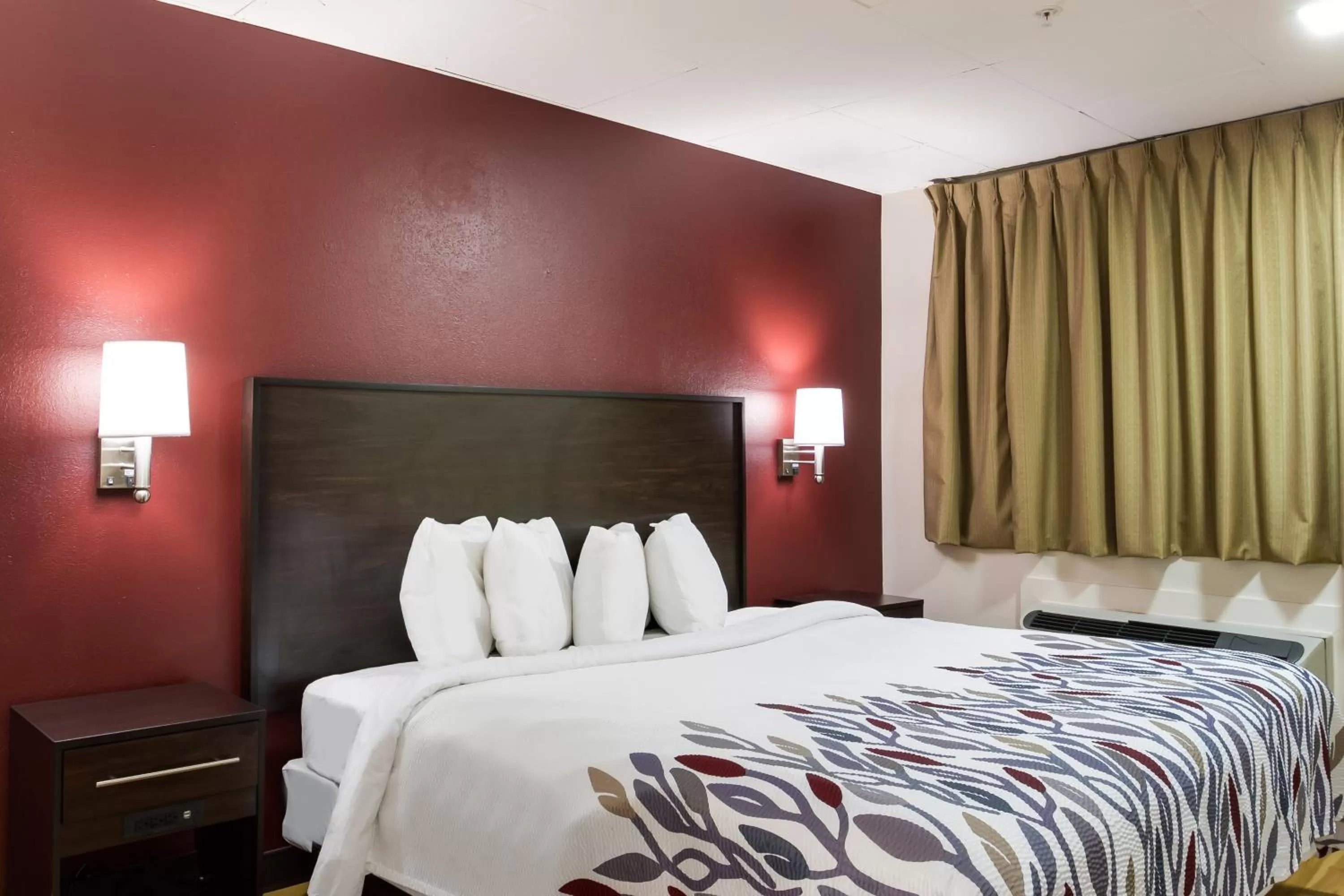 Photo of the whole room, Bed in Red Roof Inn York Downtown