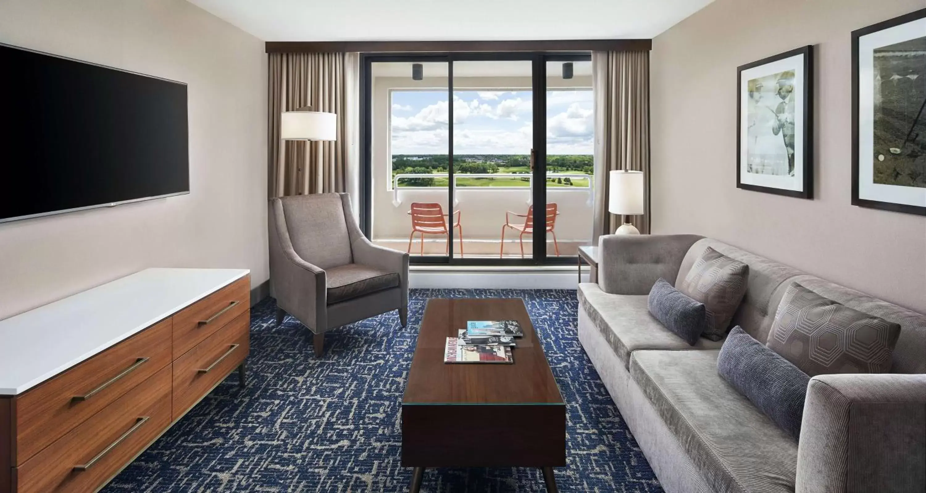 Bedroom, Seating Area in Hilton Chicago Oak Brook Hills Resort & Conference Center