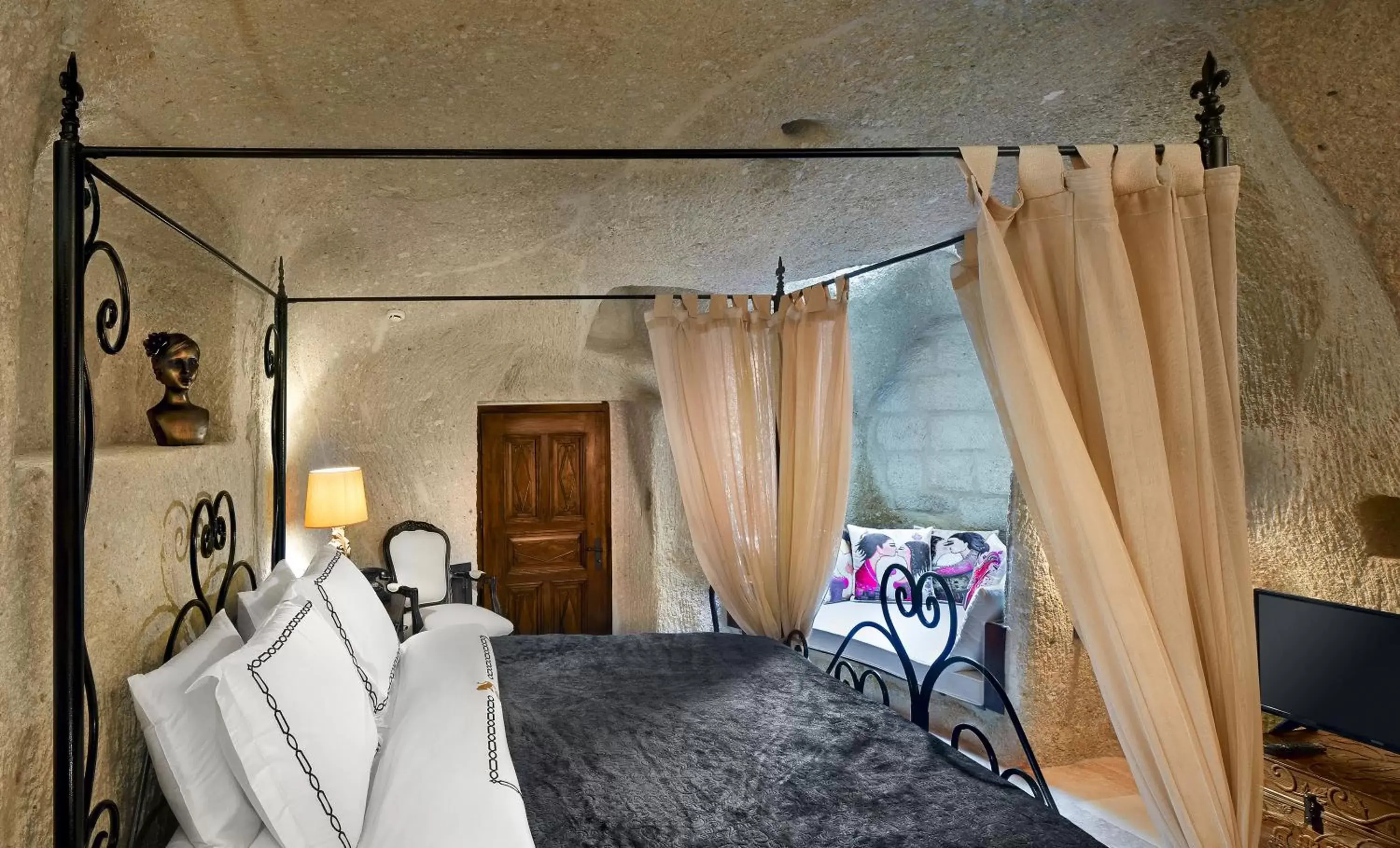 Bed in Seraphim Cave Suites & SPA