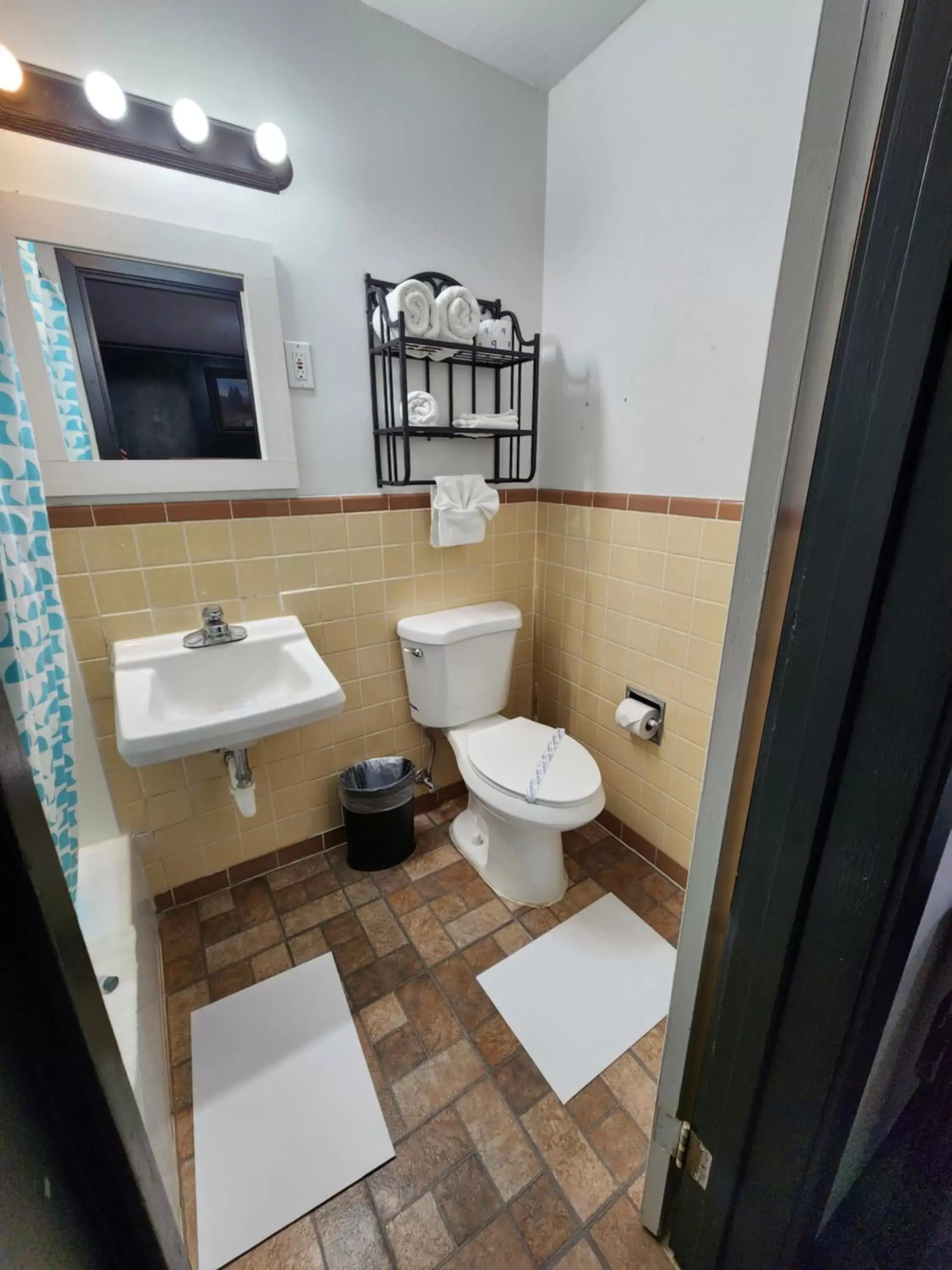 Bathroom in Fiesta City Motel