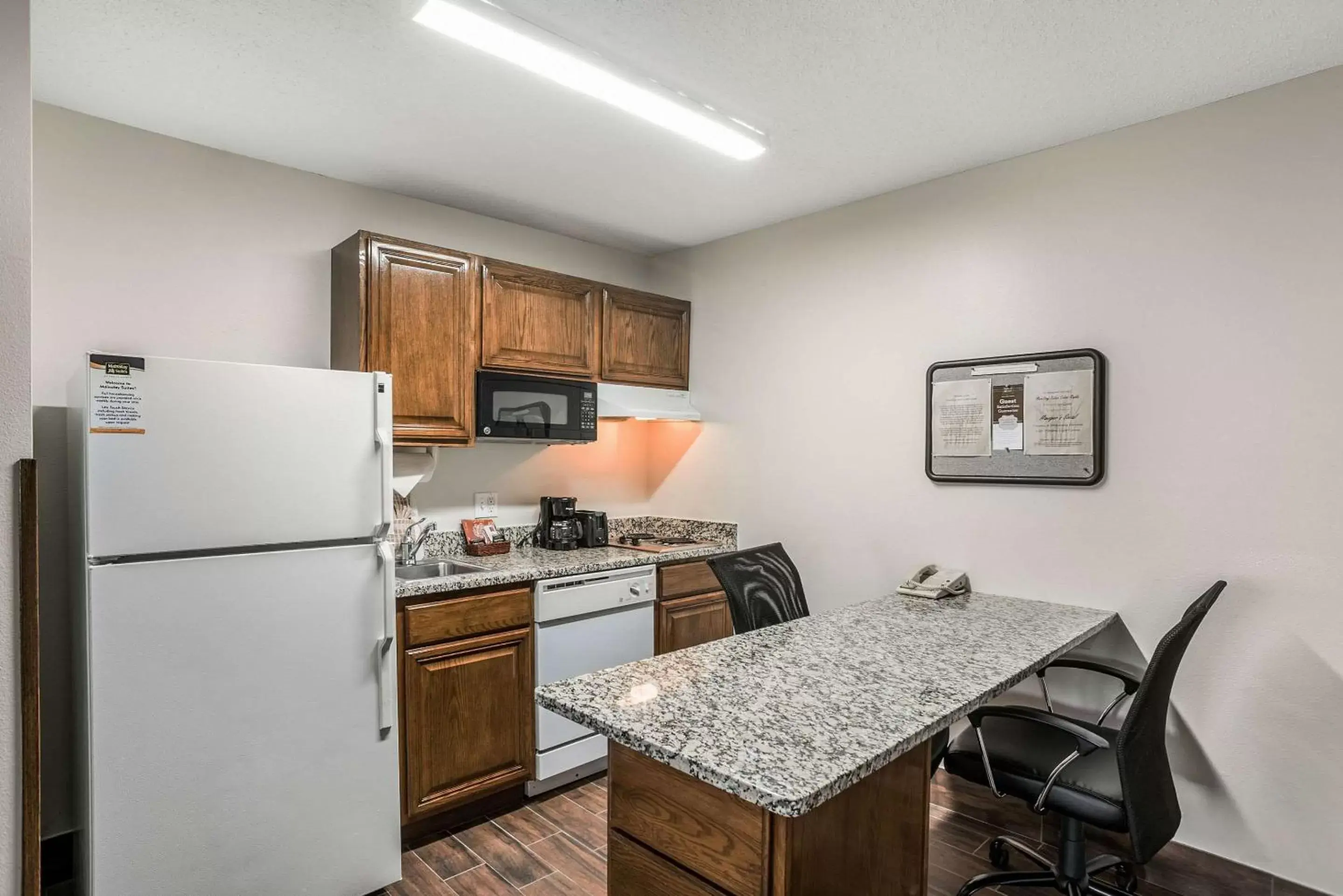 Photo of the whole room, Kitchen/Kitchenette in MainStay Suites Cedar Rapids North - Marion