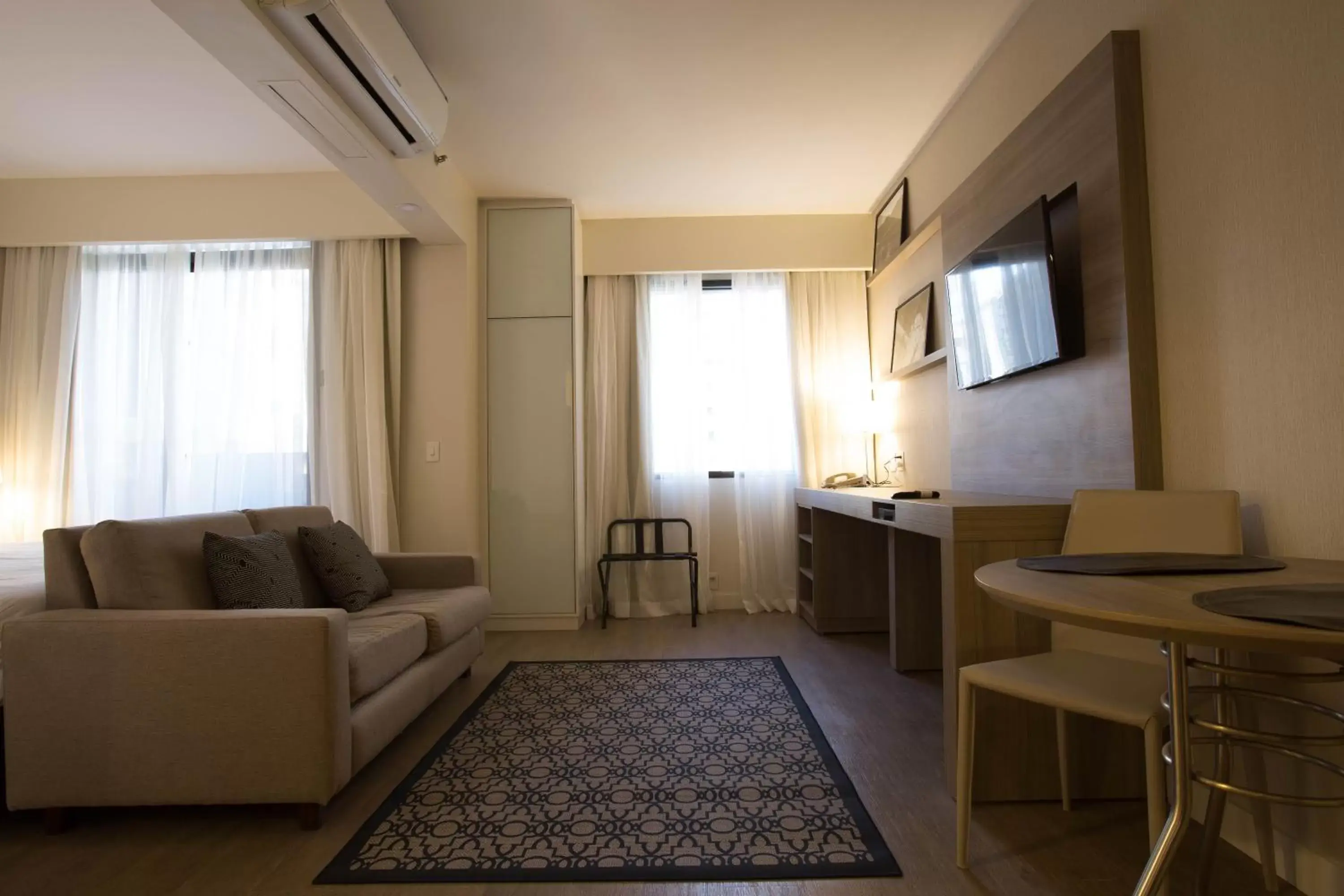 Photo of the whole room, Seating Area in Staybridge Suites São Paulo, an IHG Hotel