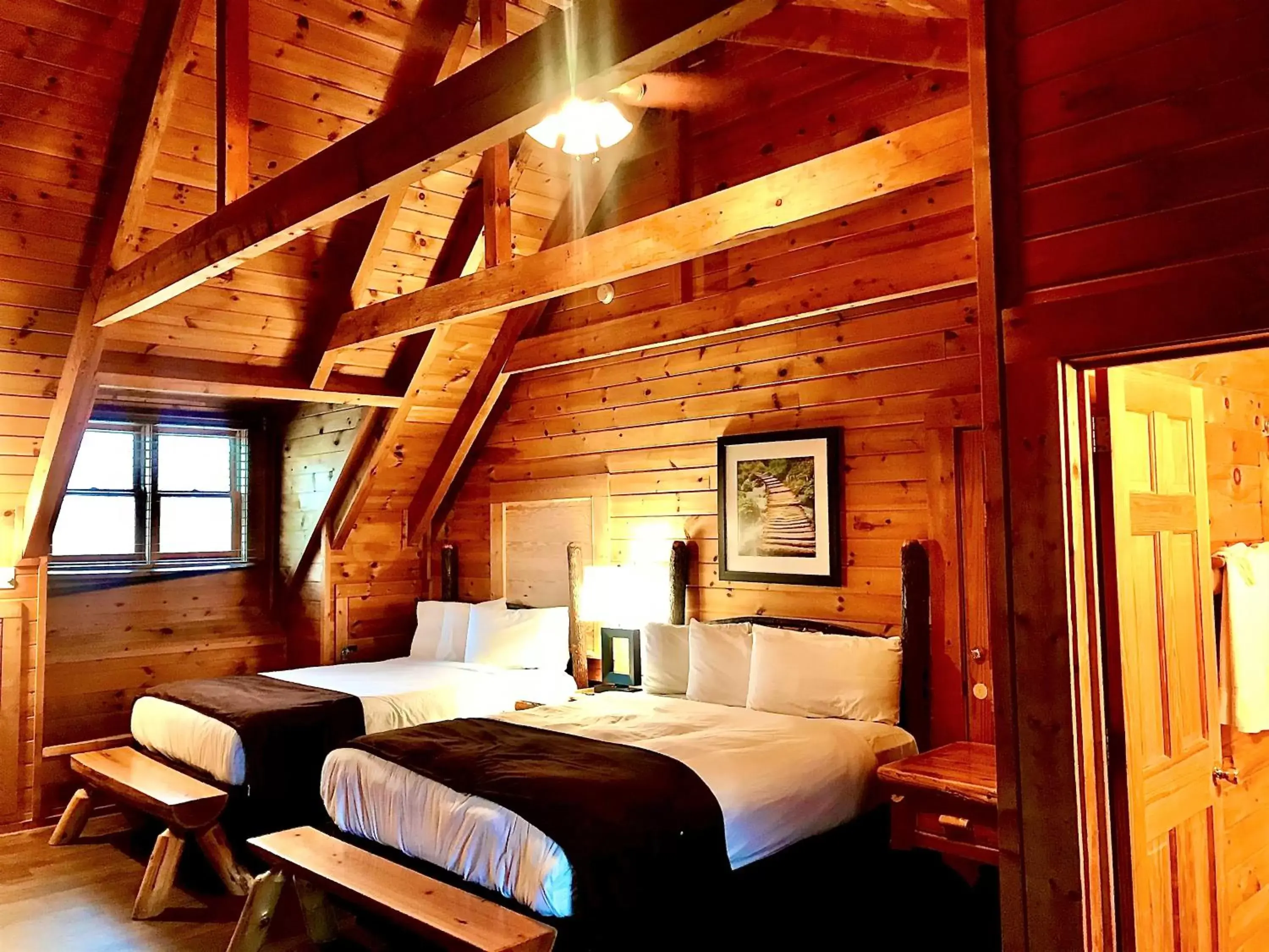 Photo of the whole room, Bed in Mountain Top Inn and Resort