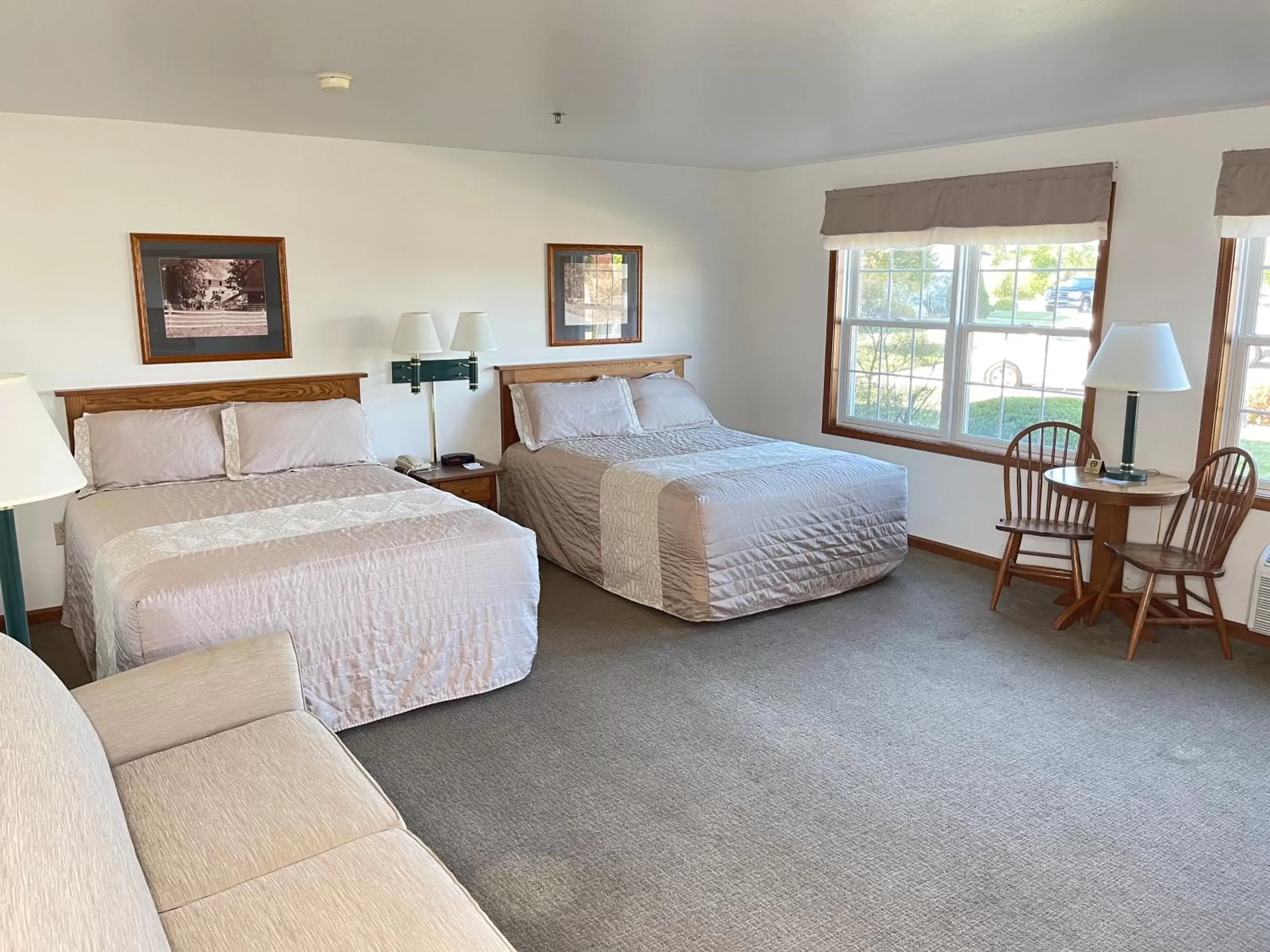 Bed in Farmstead Inn and Conference Center