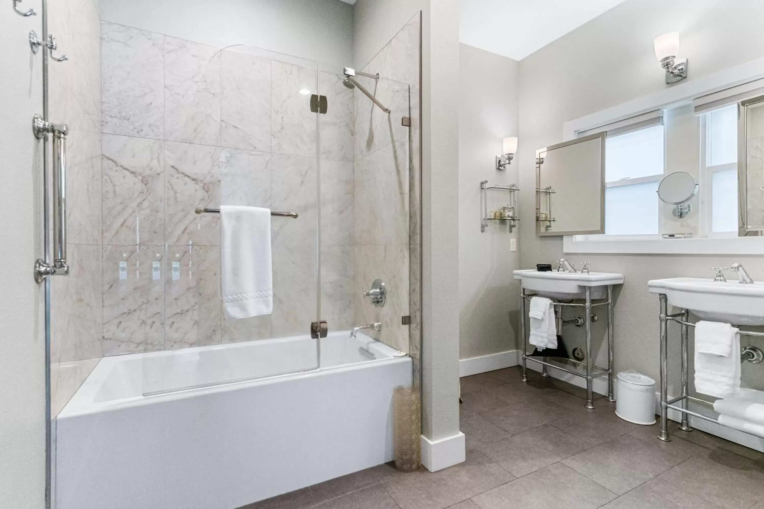 Bathroom in Mossbrae Hotel