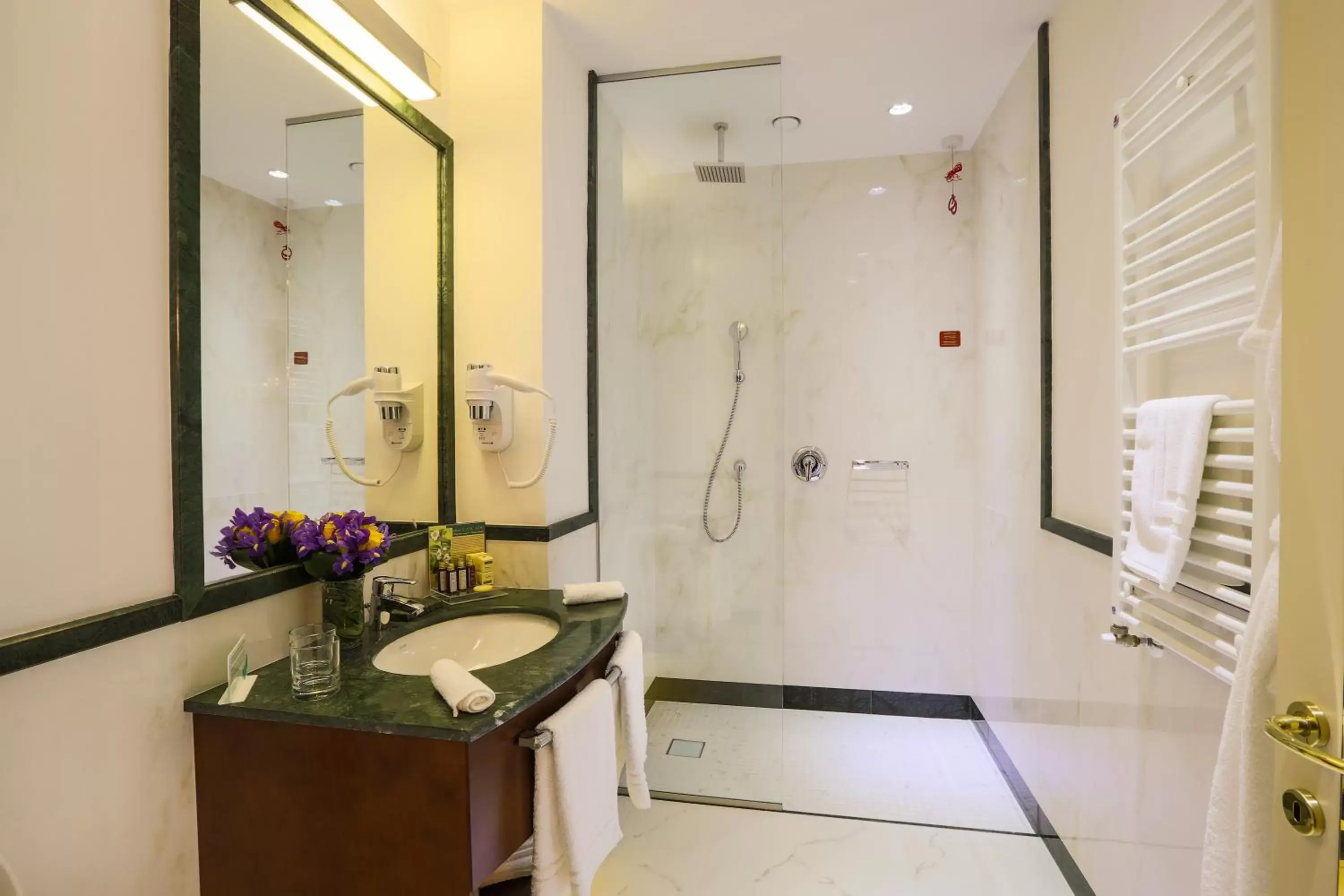 Bathroom in Hotel International Iasi
