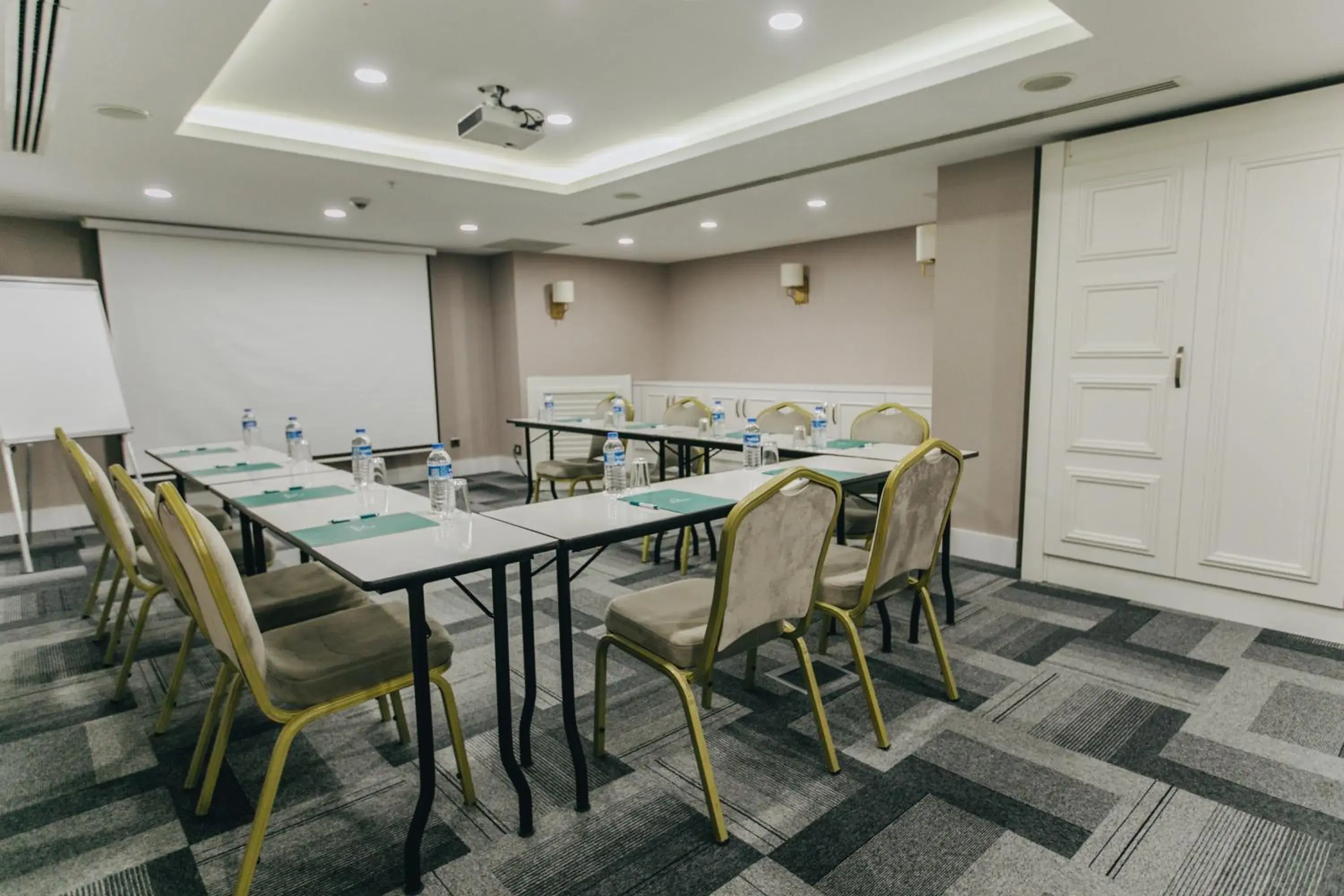 Meeting/conference room in Mia Berre Hotels