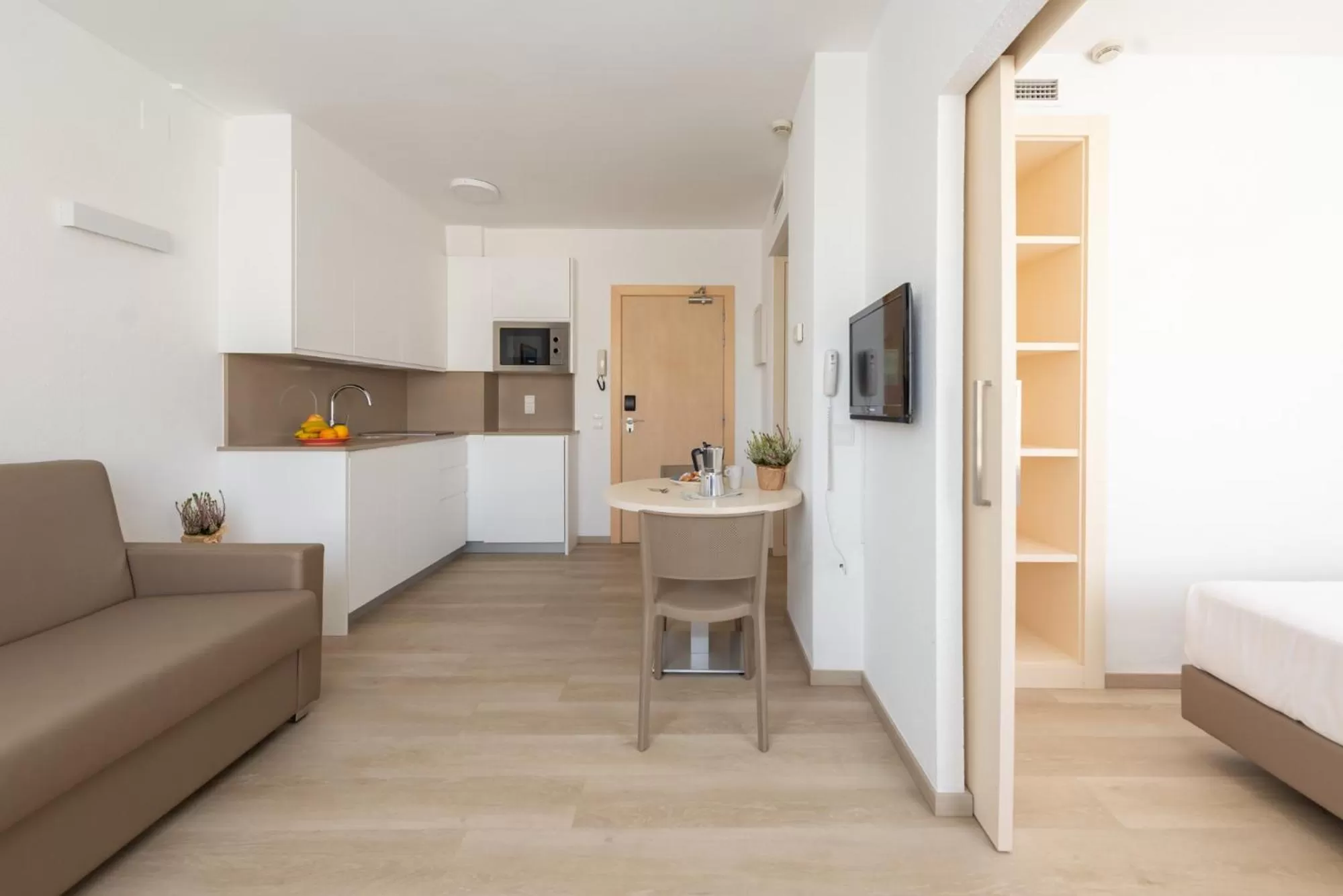 Kitchen or kitchenette, Bed in Atenea Park Suites & Apartments