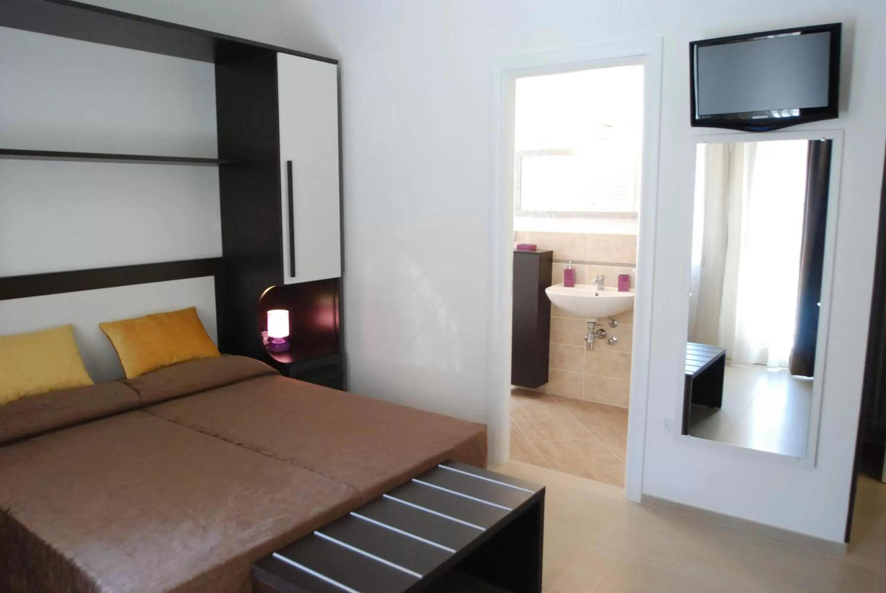 Bed, TV/Entertainment Center in B&B Fiera Maglo'