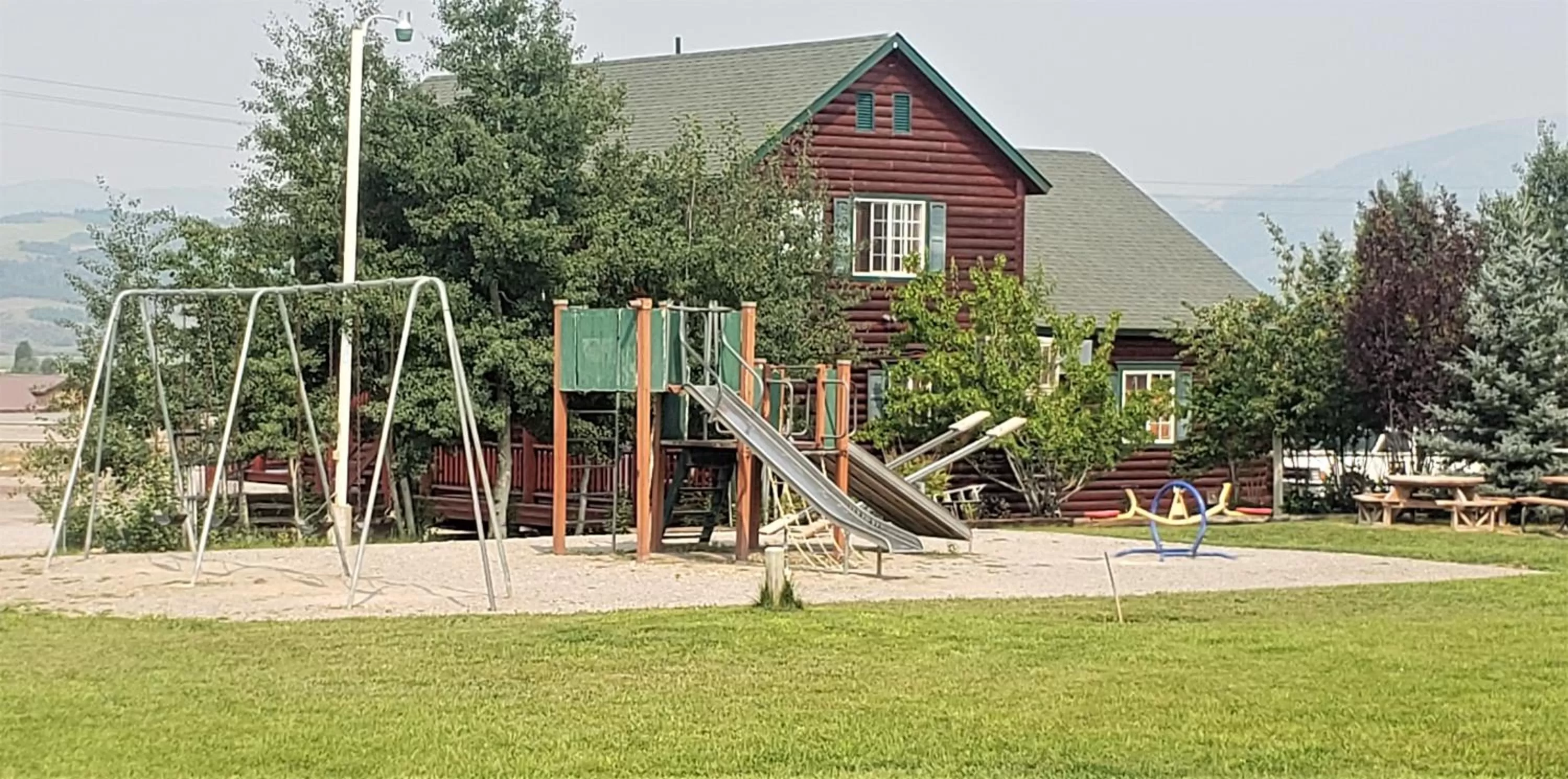 Children play ground in Wolf Den Log Cabin Motel and RV Park