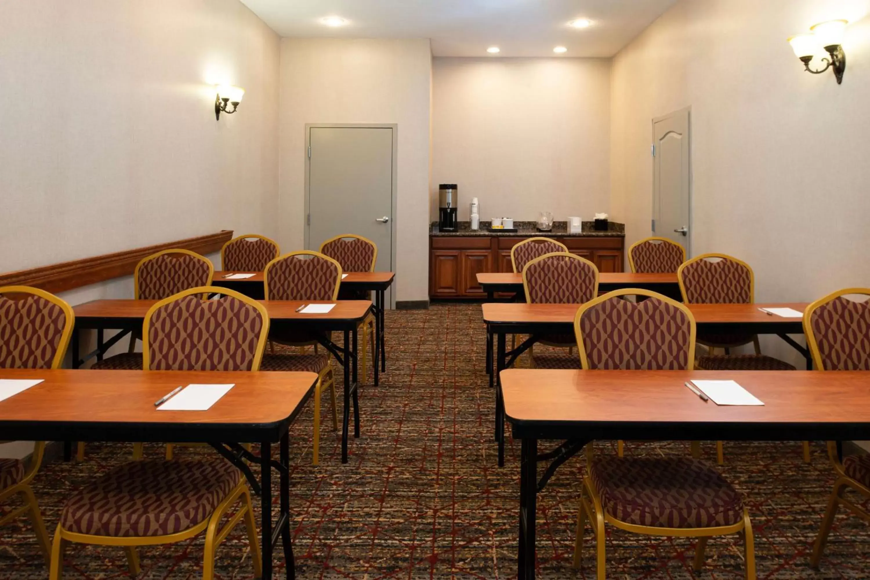 Meeting/conference room, Restaurant/Places to Eat in Hampton Inn Kansas City Northeast