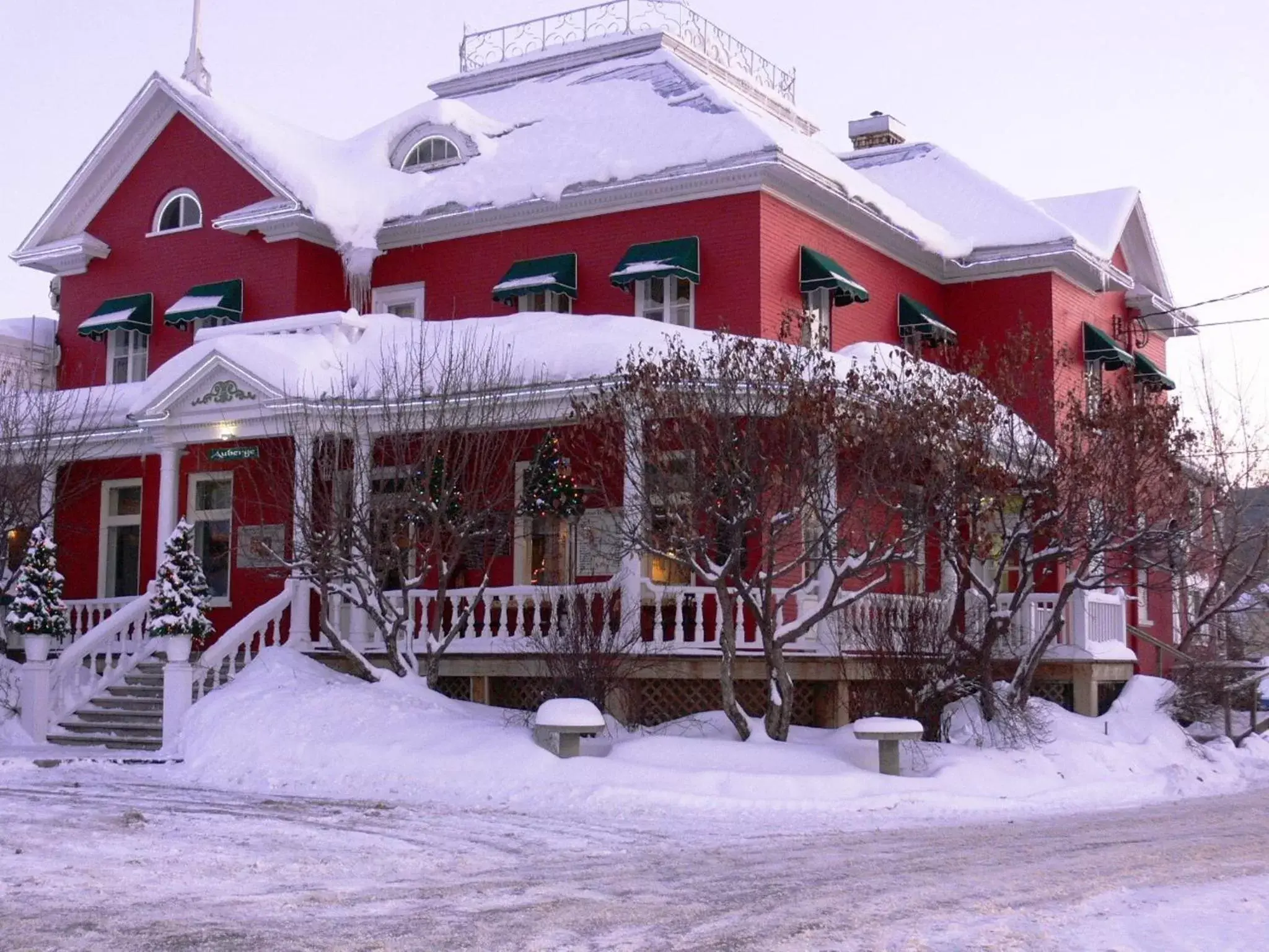 Facade/entrance, Winter in Hôtel-Auberge la Grande Maison et Spa