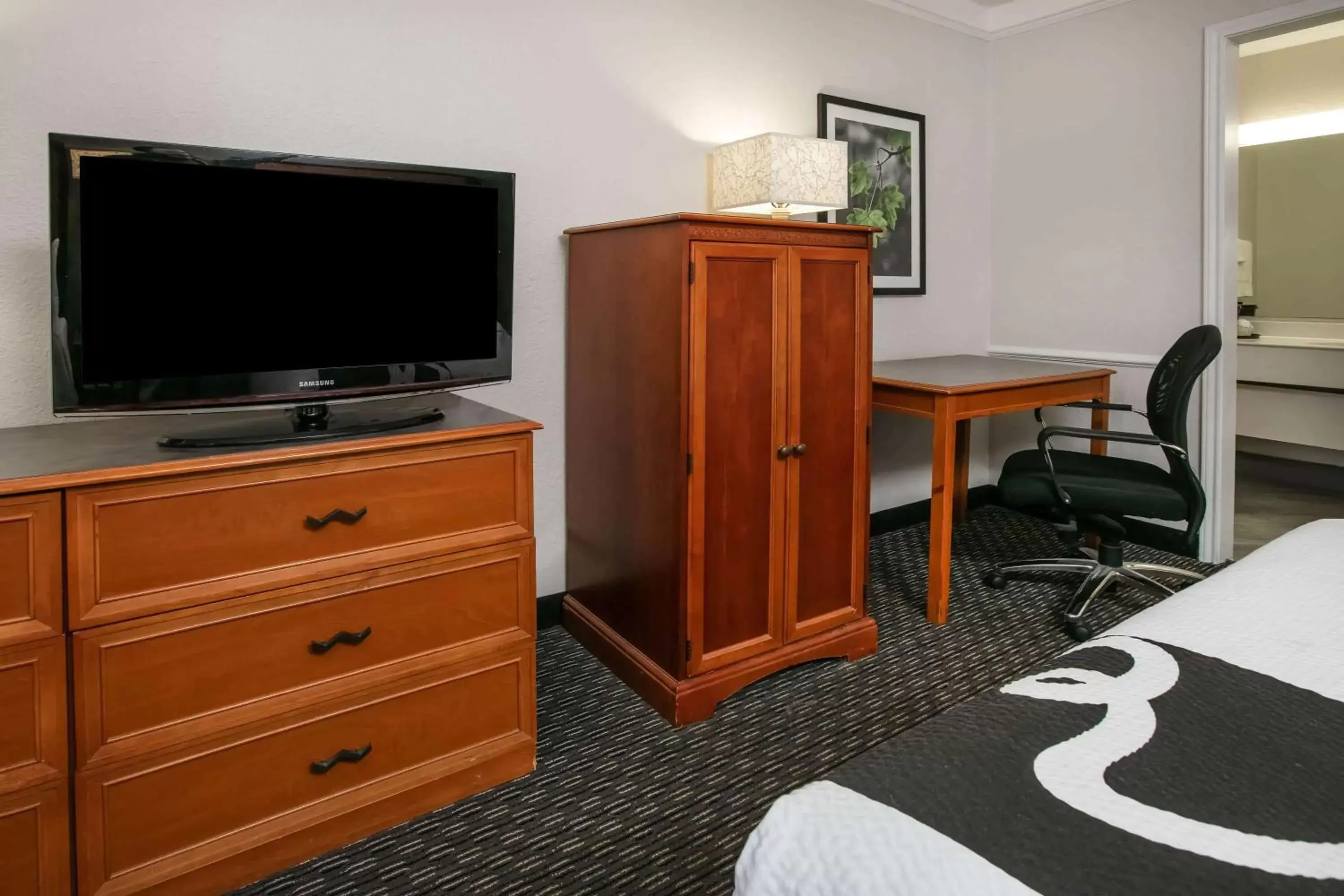 Photo of the whole room, TV/Entertainment Center in La Quinta Inn by Wyndham Dallas Uptown