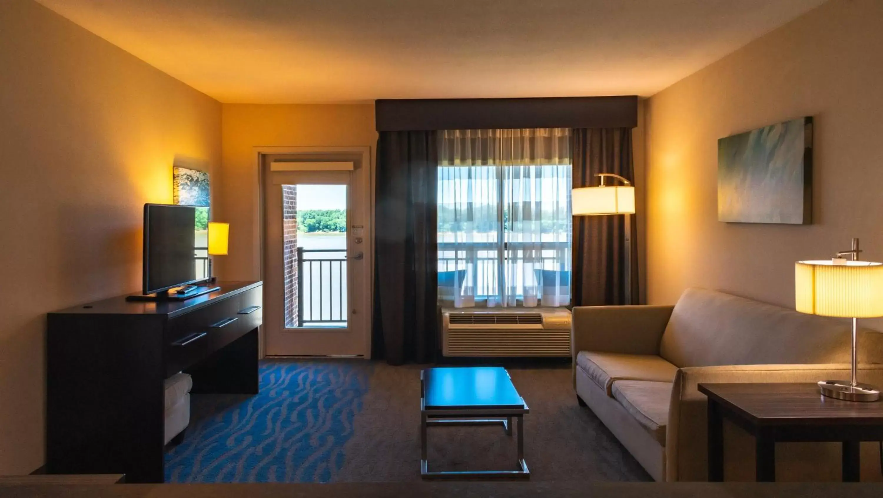 Bedroom, Seating Area in Holiday Inn Owensboro Riverfront, an IHG Hotel