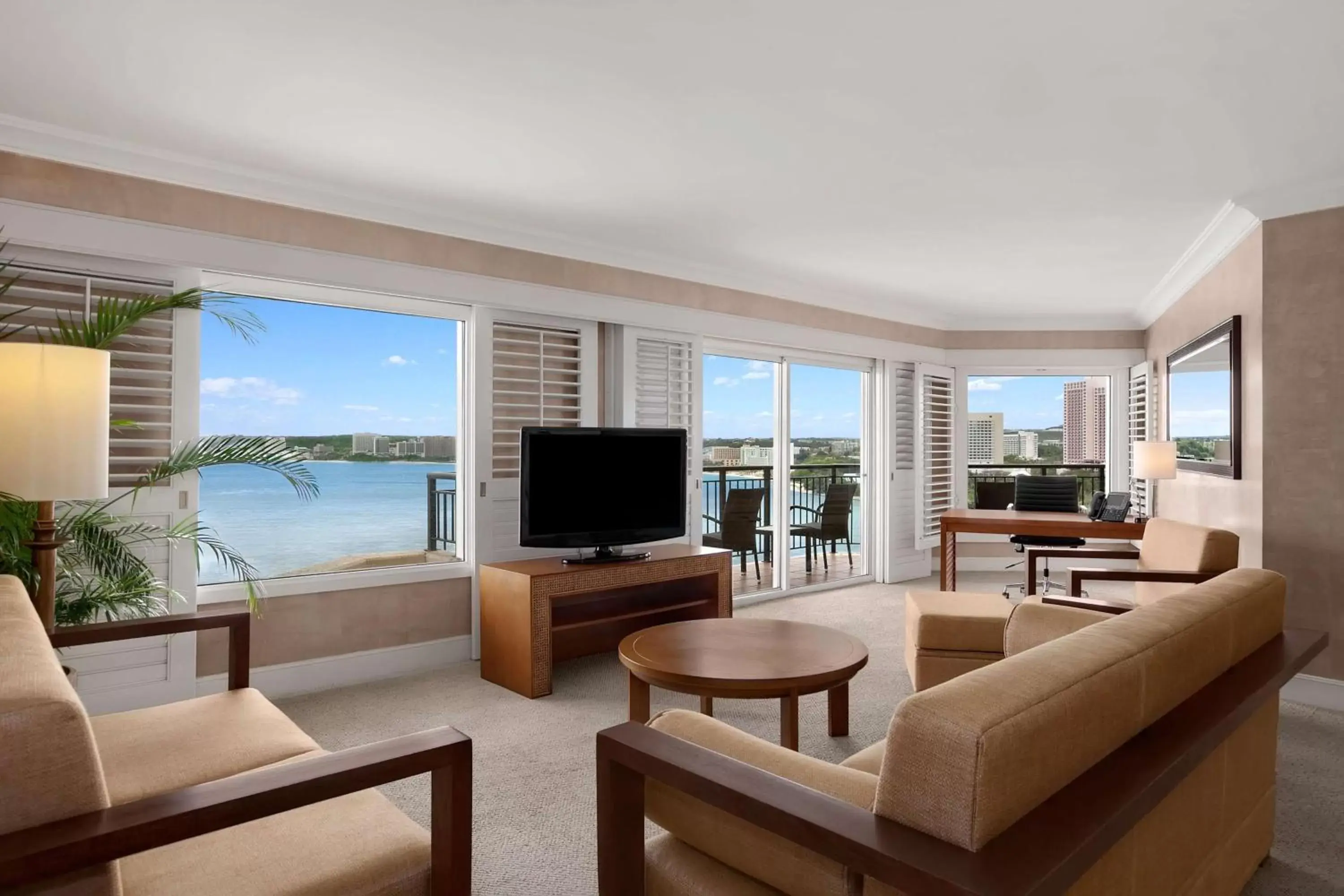 Bed, Seating Area in Hilton Guam Resort & Spa