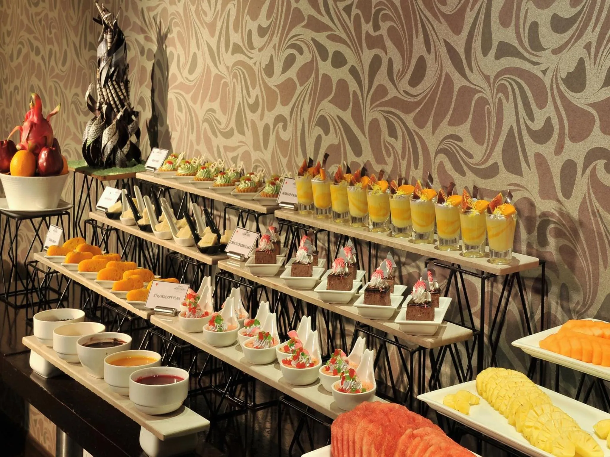 Food and drinks in Majestic Court Sarovar Portico