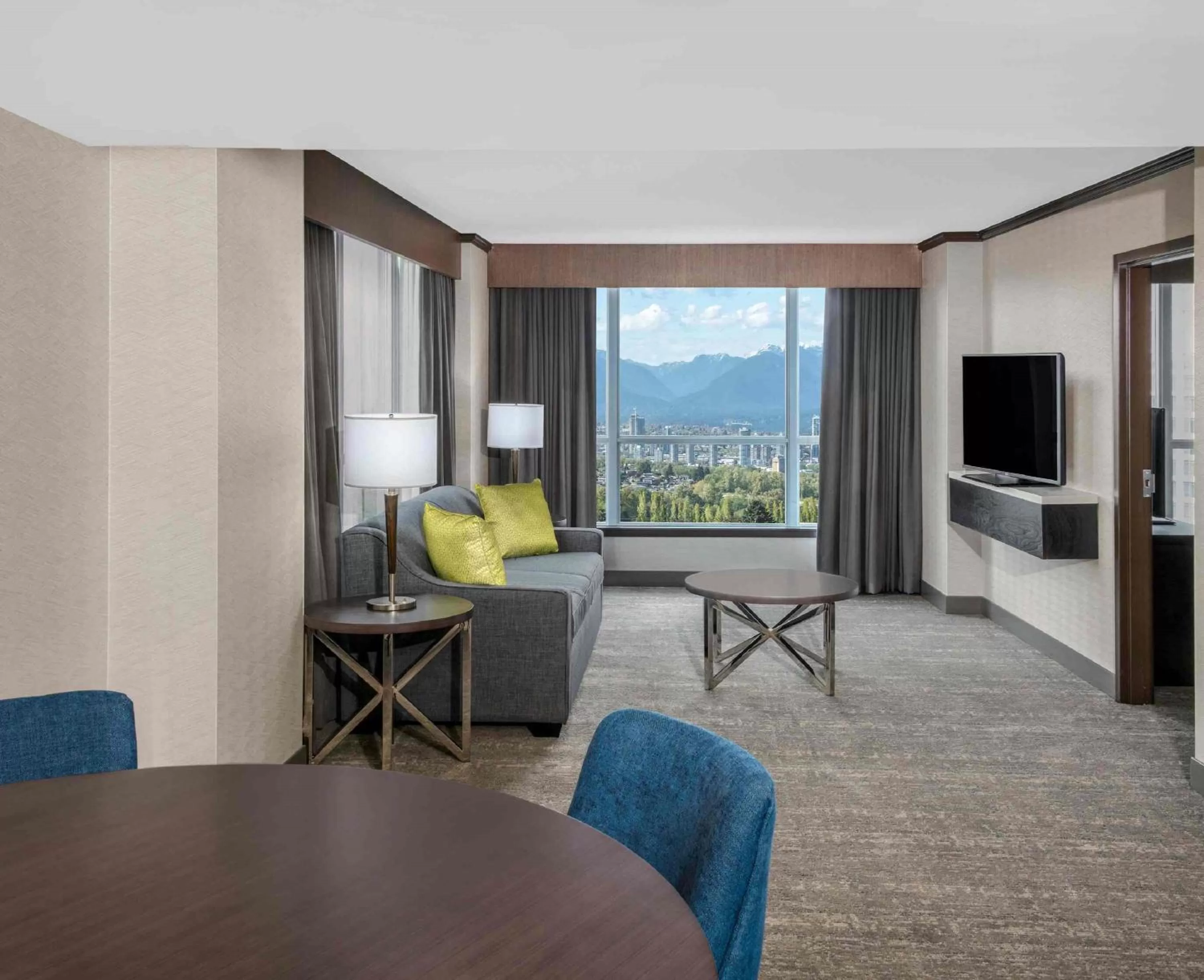 Living room in Hilton Vancouver Metrotown
