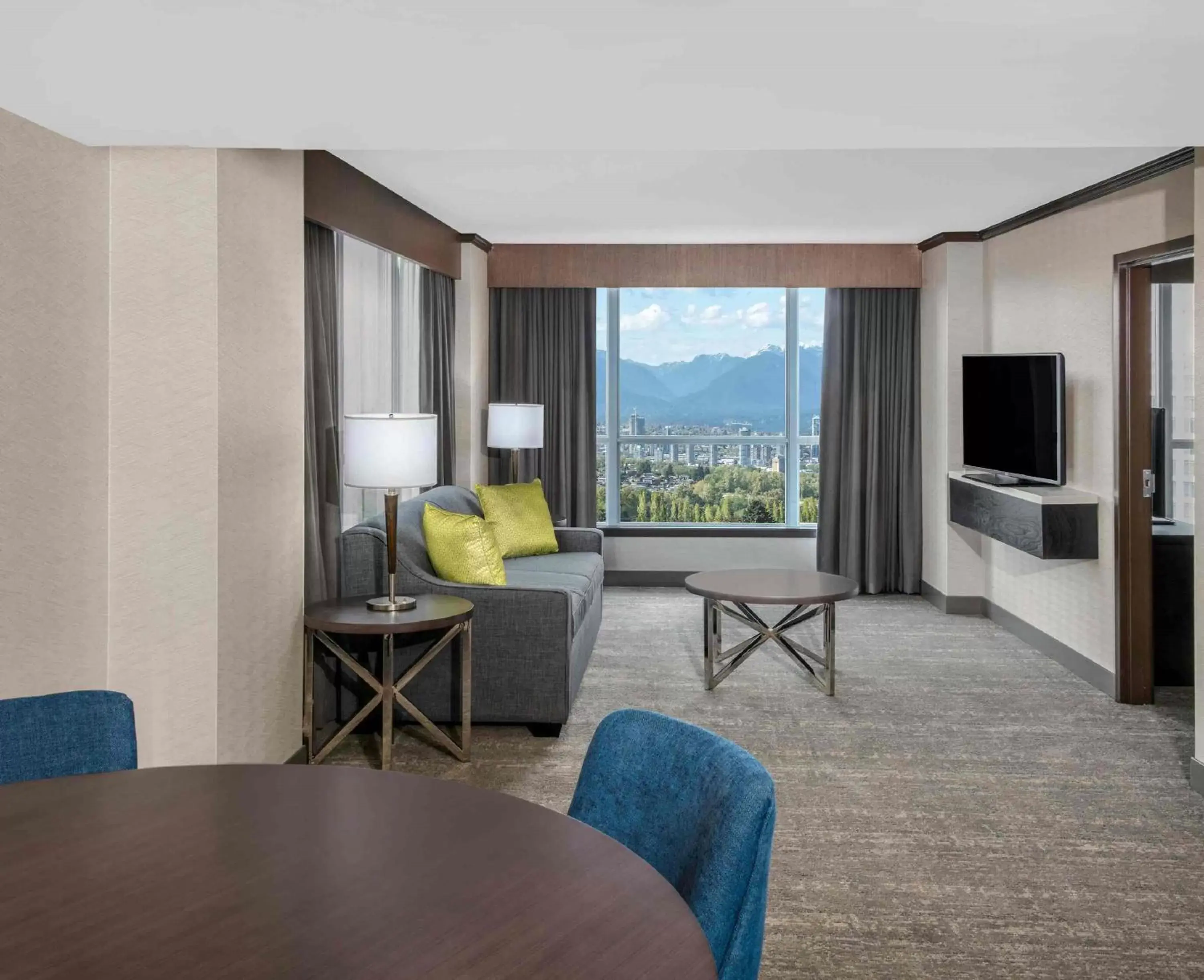 Living room, Seating Area in Hilton Vancouver Metrotown