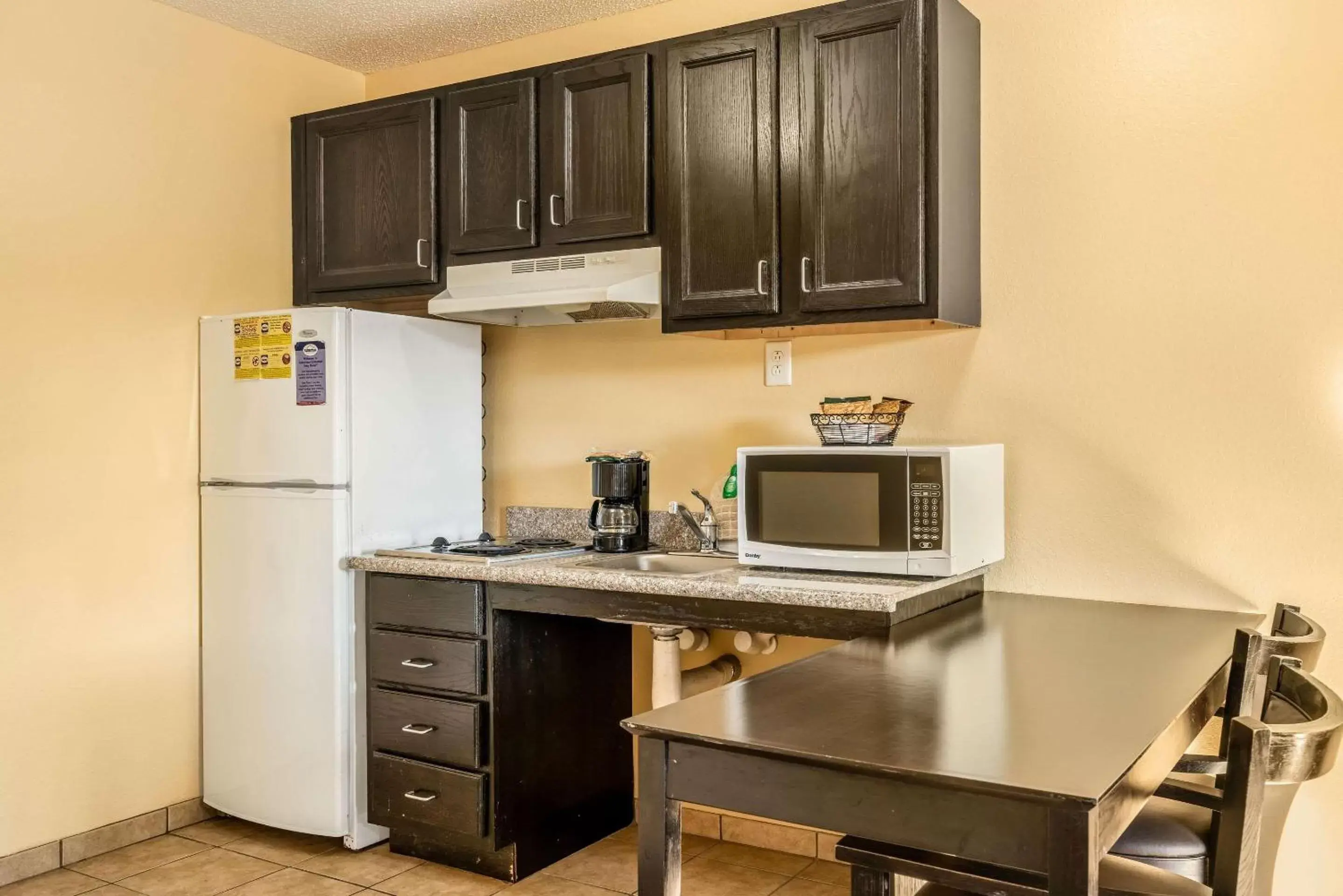 Photo of the whole room, Kitchen/Kitchenette in Suburban Studios Near Camp Lejeune