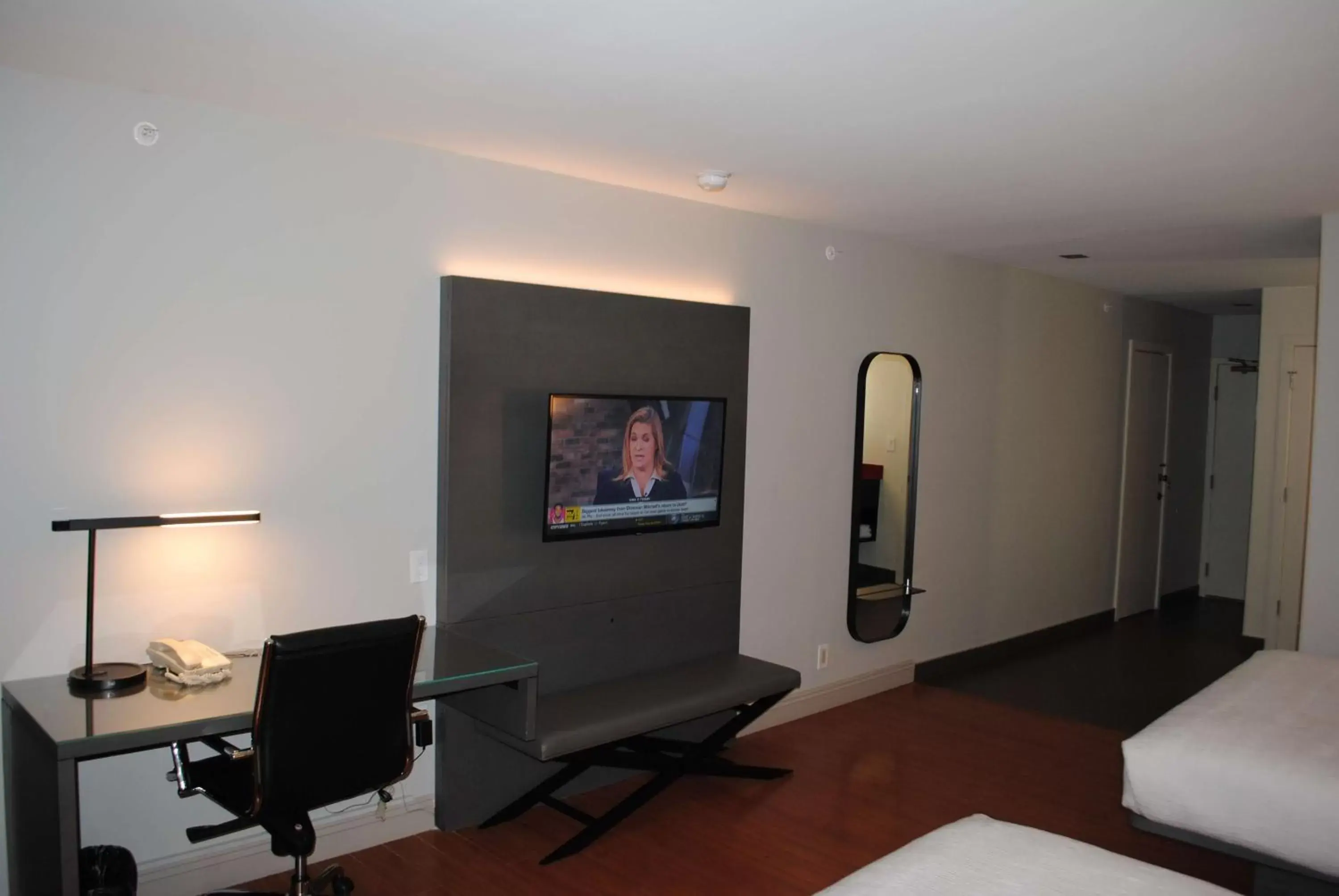 Bedroom, TV/Entertainment Center in Best Western Plus Dragon Gate Inn