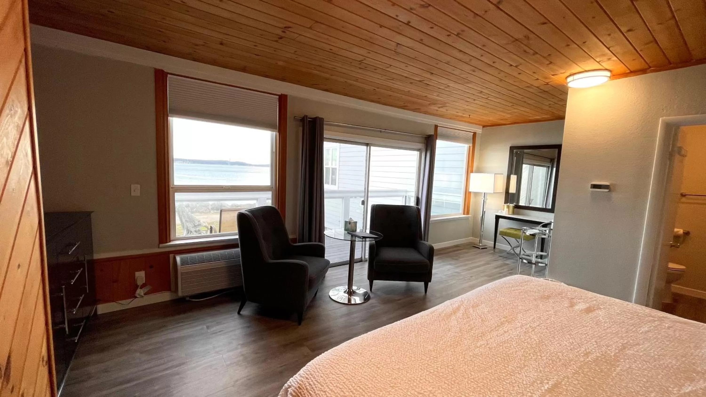 Bed in Tides Inn & Suites