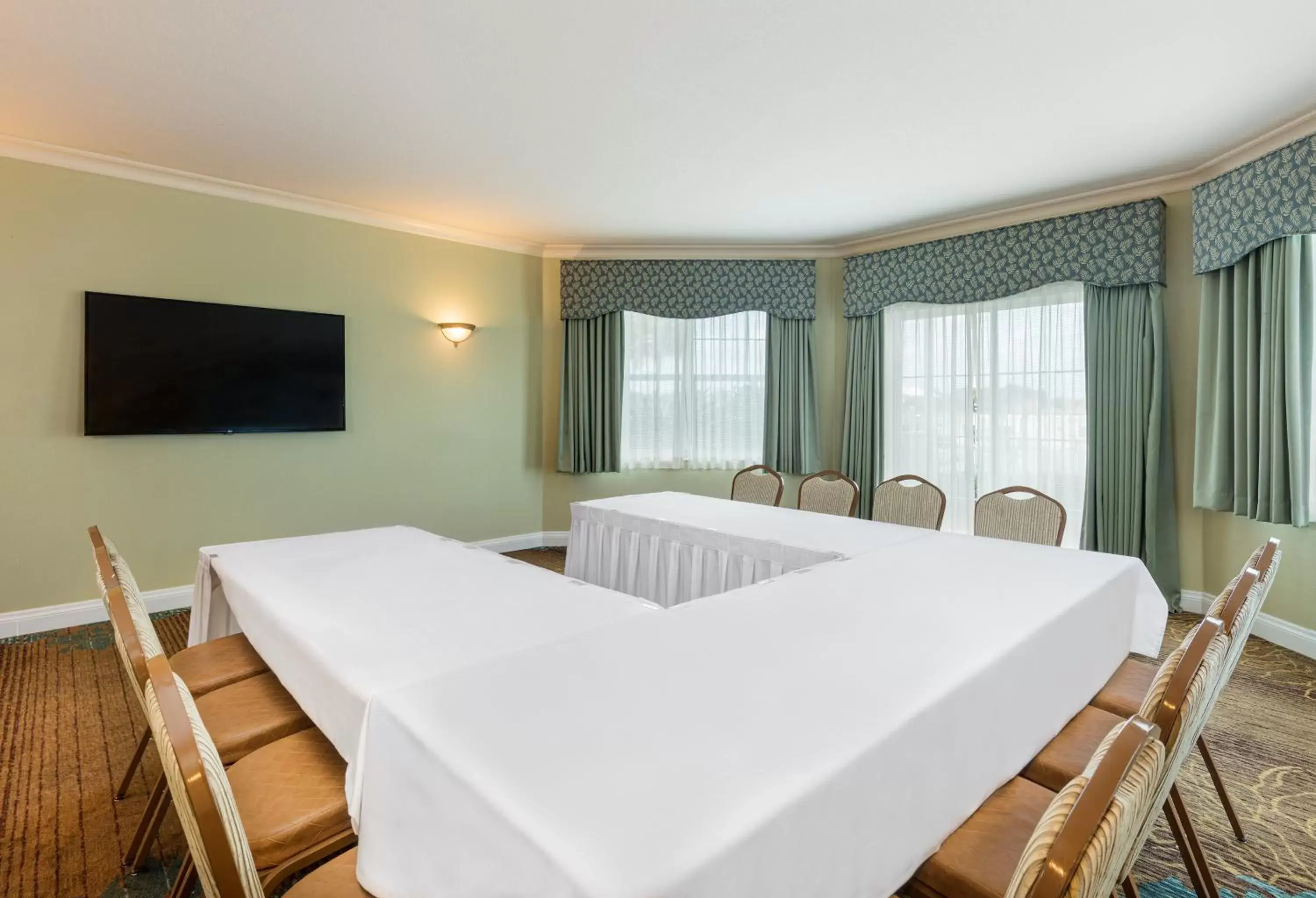 Business facilities, TV/Entertainment Center in The Waterfront Inn