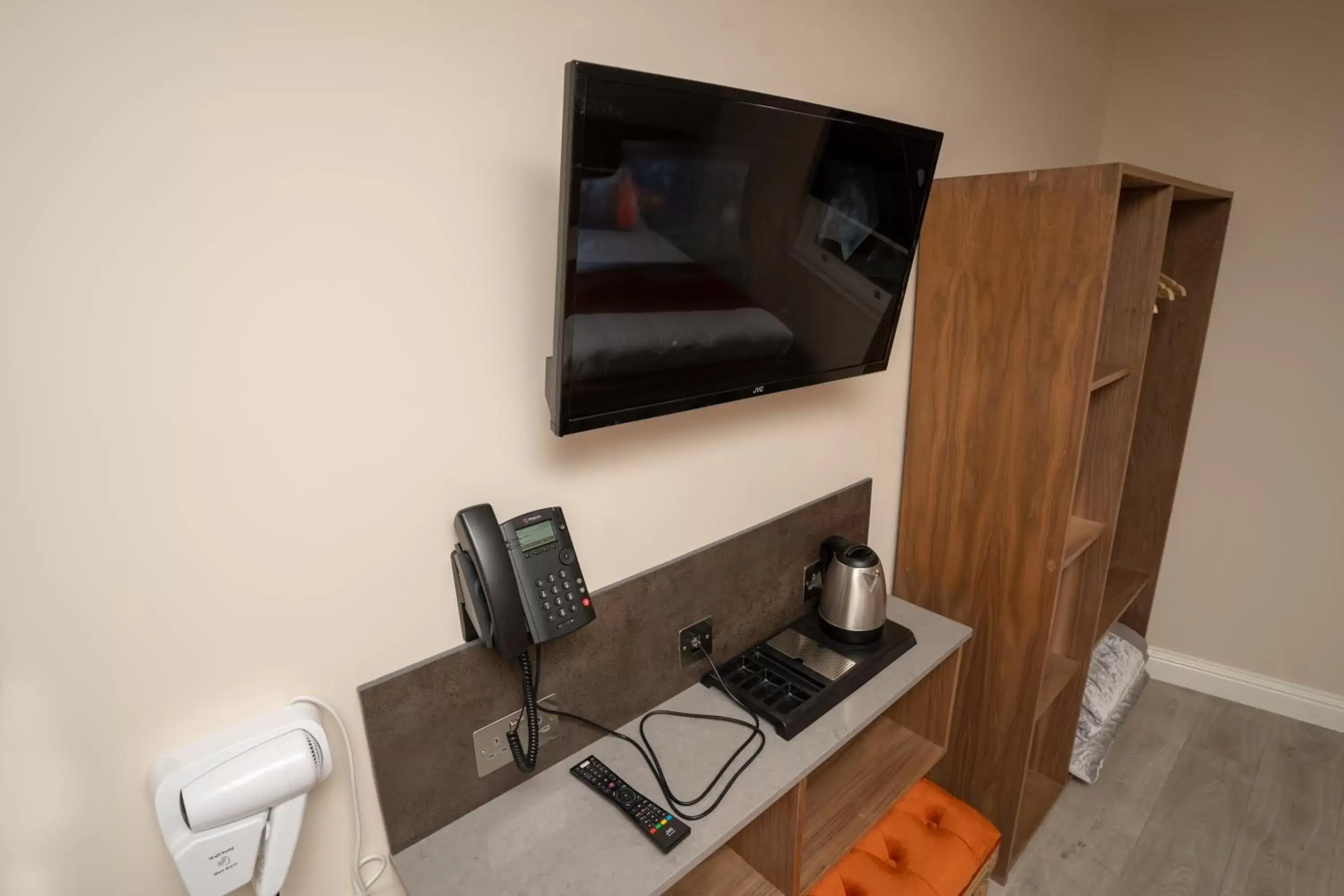 TV and multimedia, TV/Entertainment Center in Eagle Hotel Luton Airport