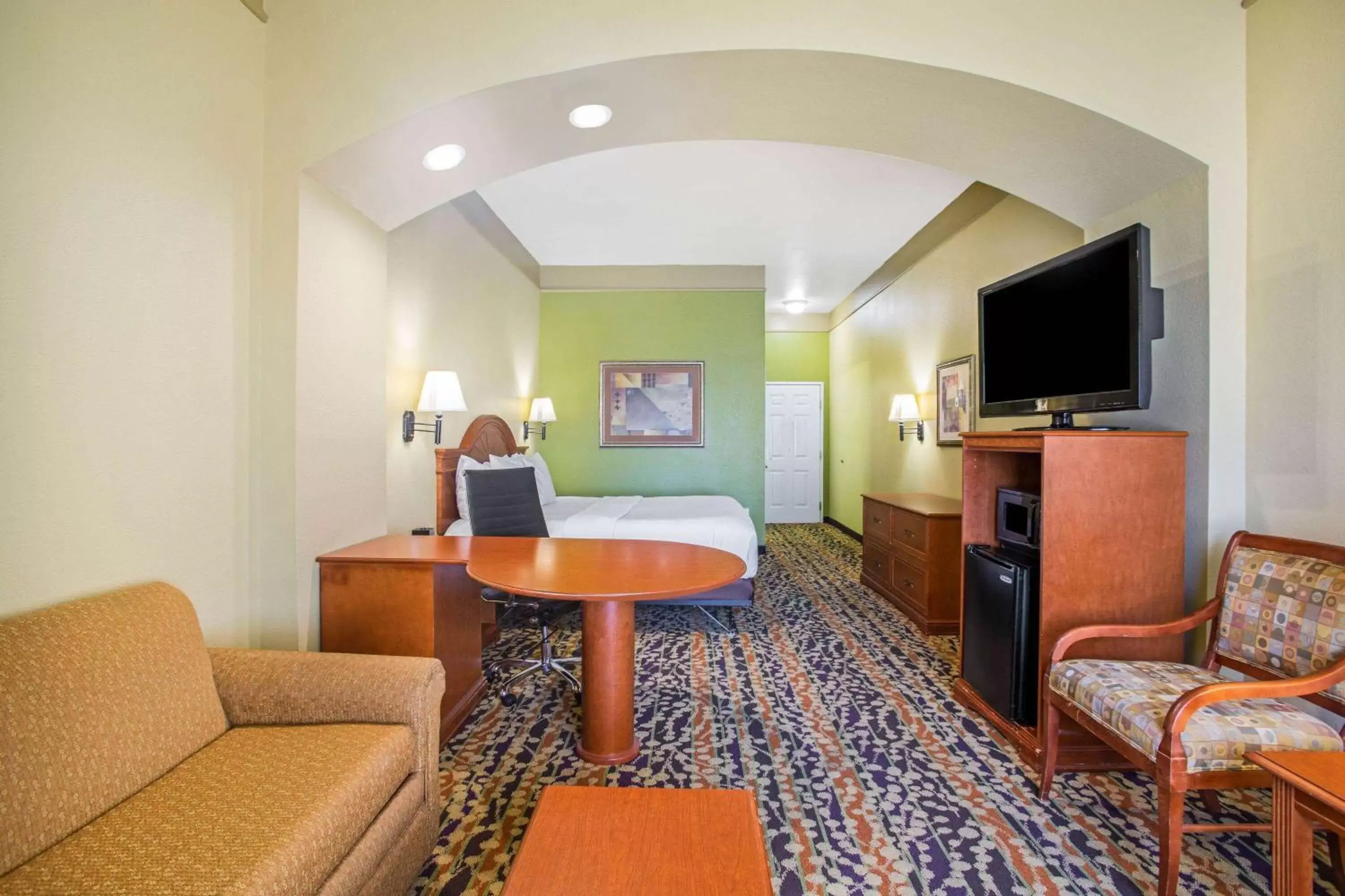 Bed, Seating Area in La Quinta by Wyndham Belton - Temple South