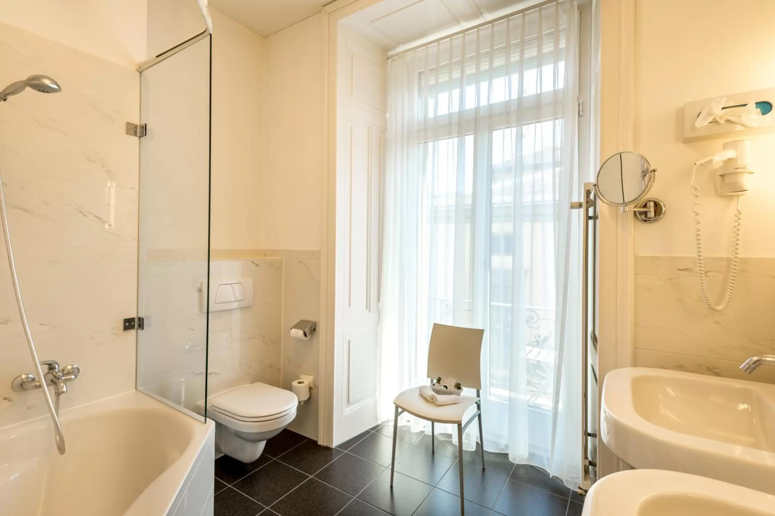 Photo of the whole room, Bathroom in Grand Hotel Europe