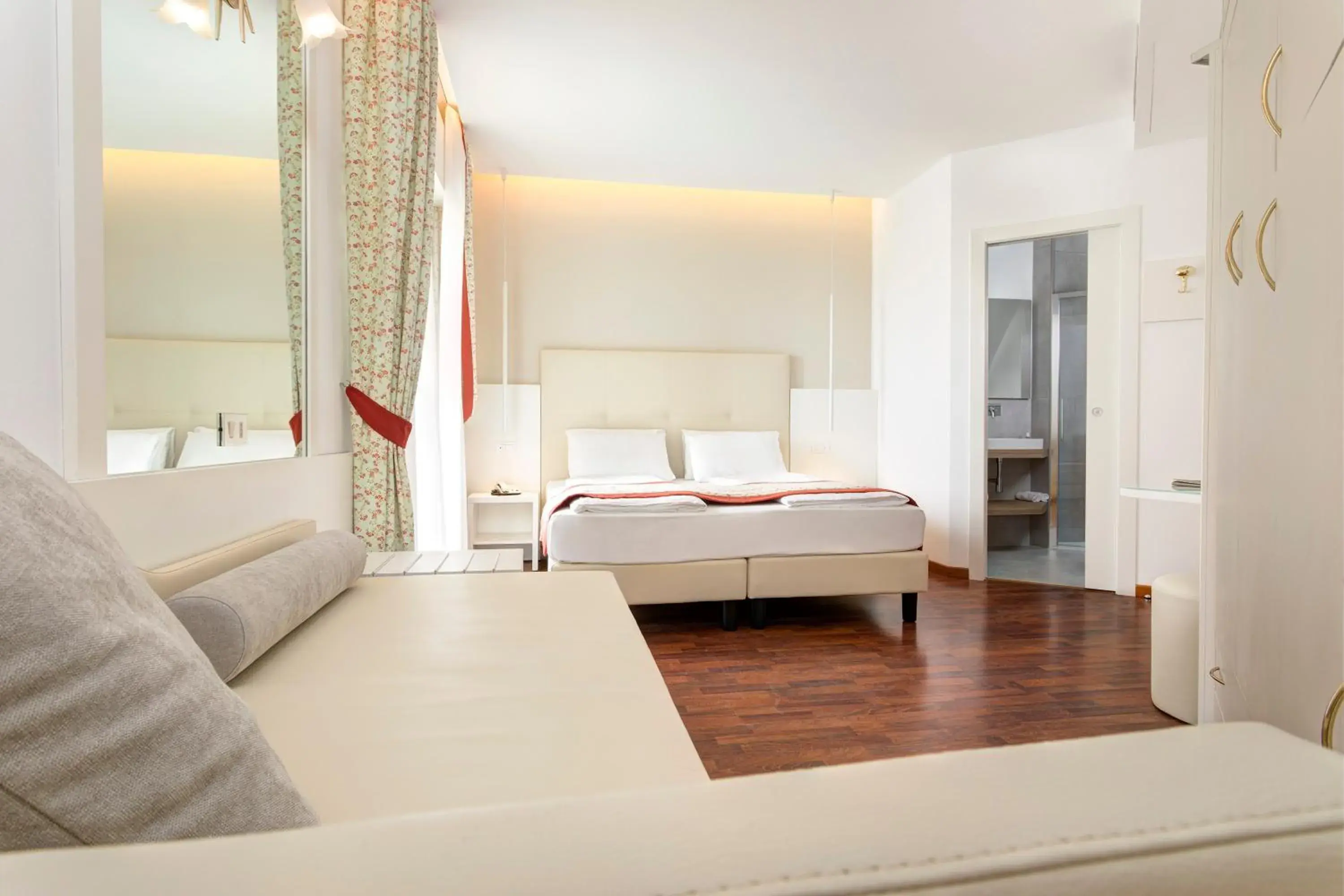 Bed, Seating Area in Hotel Cavalieri Palace