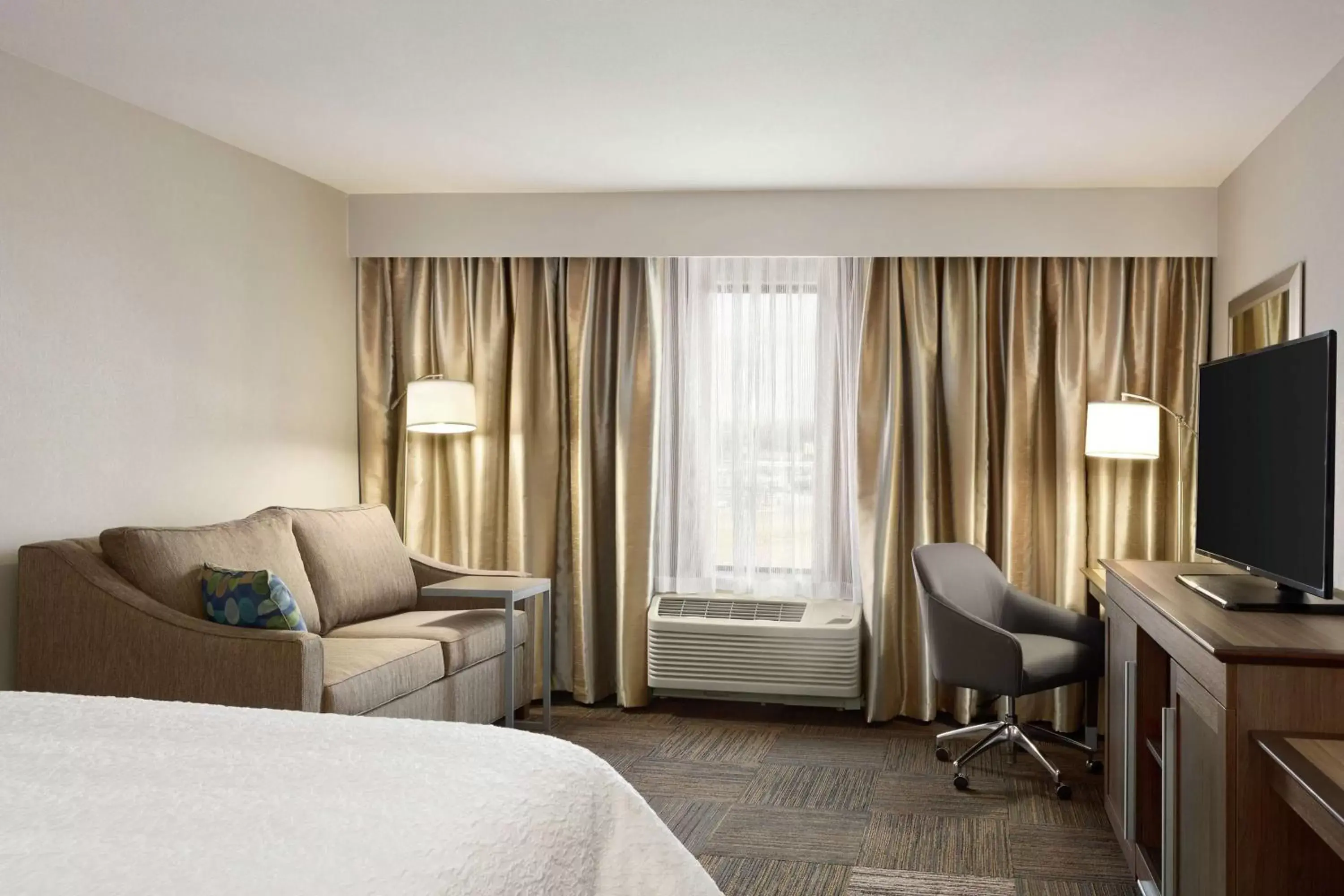 Bedroom, Seating Area in Hampton Inn & Suites Minooka