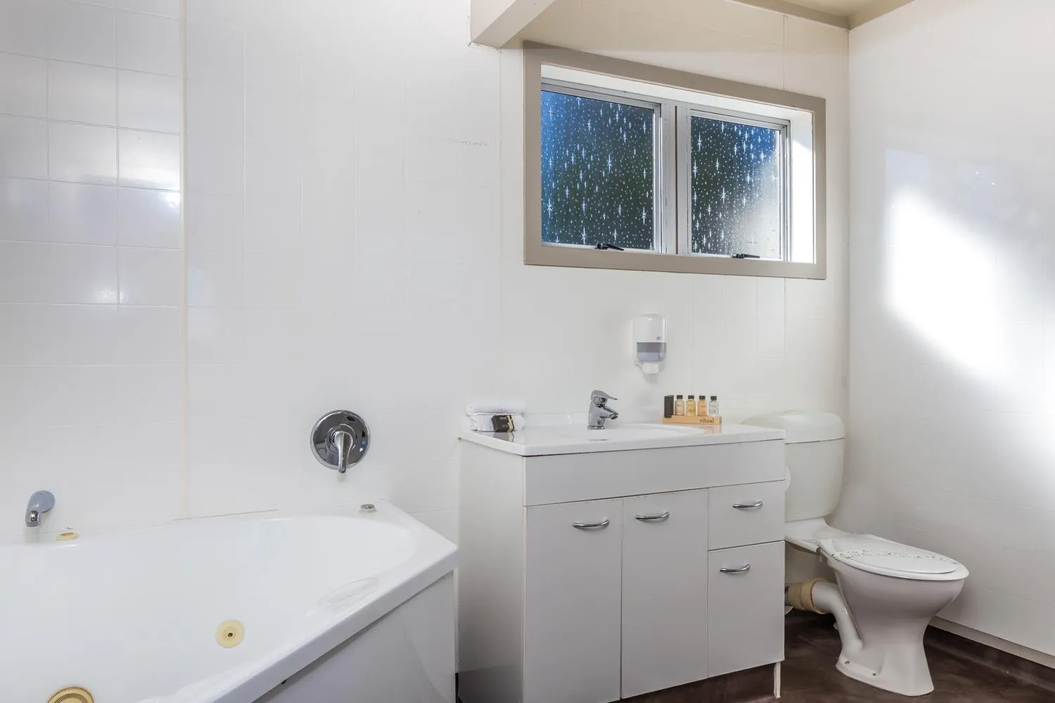 Bathroom in Twin Peaks Lakeside Inn