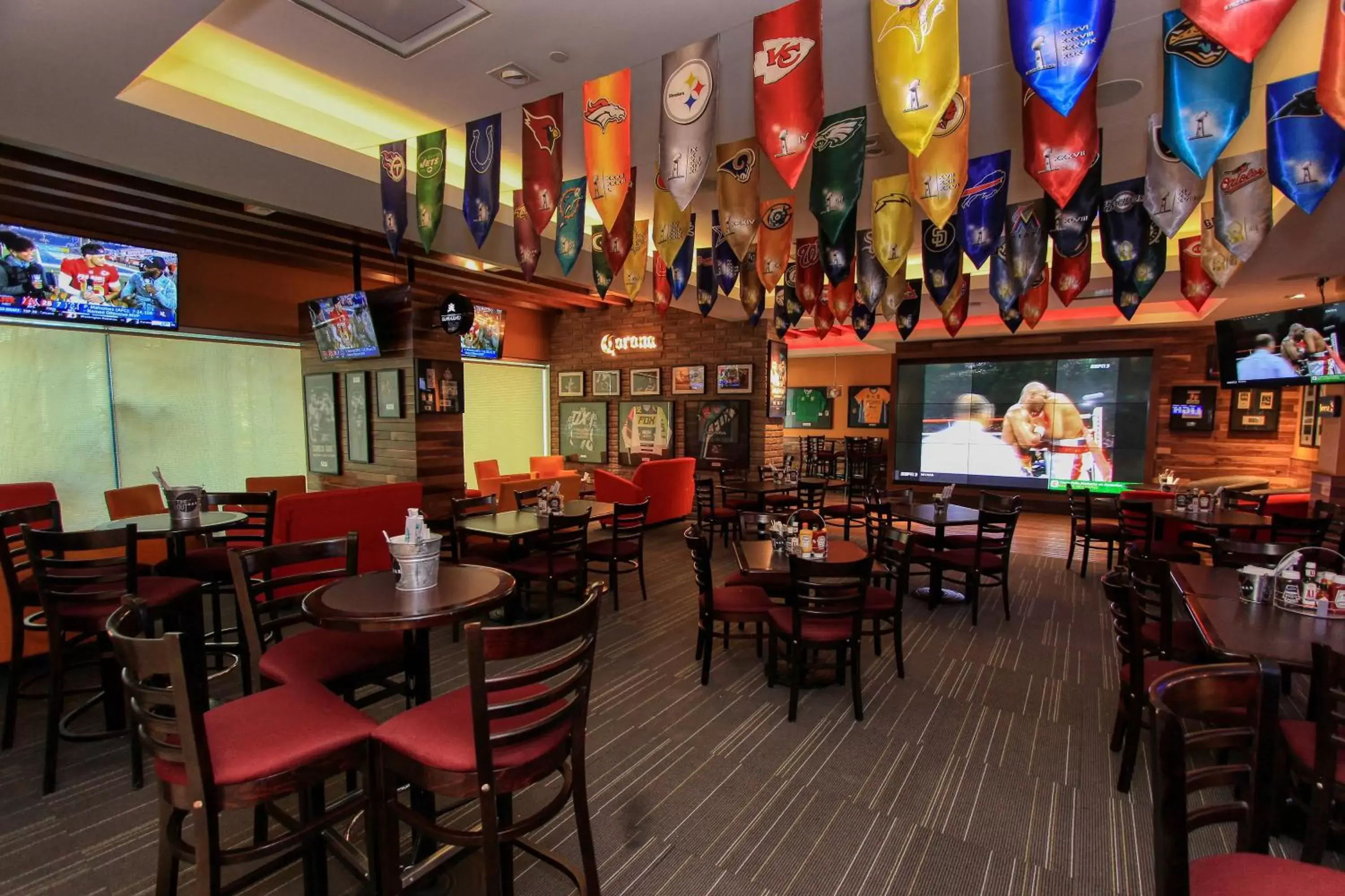 Lounge or bar, Restaurant/Places to Eat in Holiday Inn & Suites Plaza Mayor, an IHG Hotel