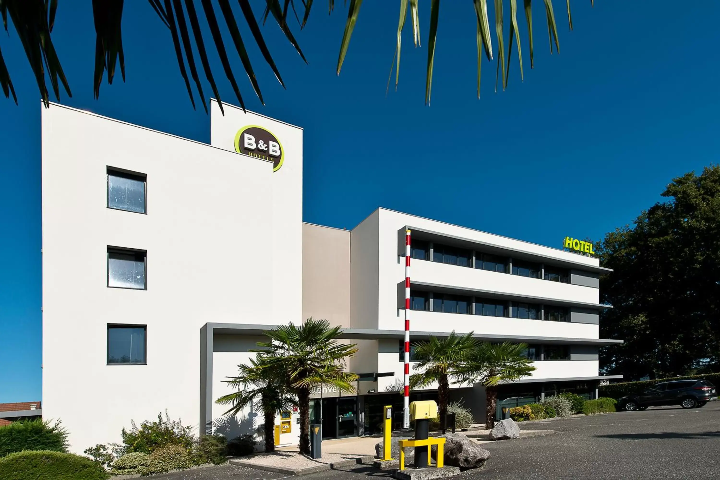 Facade/entrance, Property Building in B&B HOTEL Pau Zénith