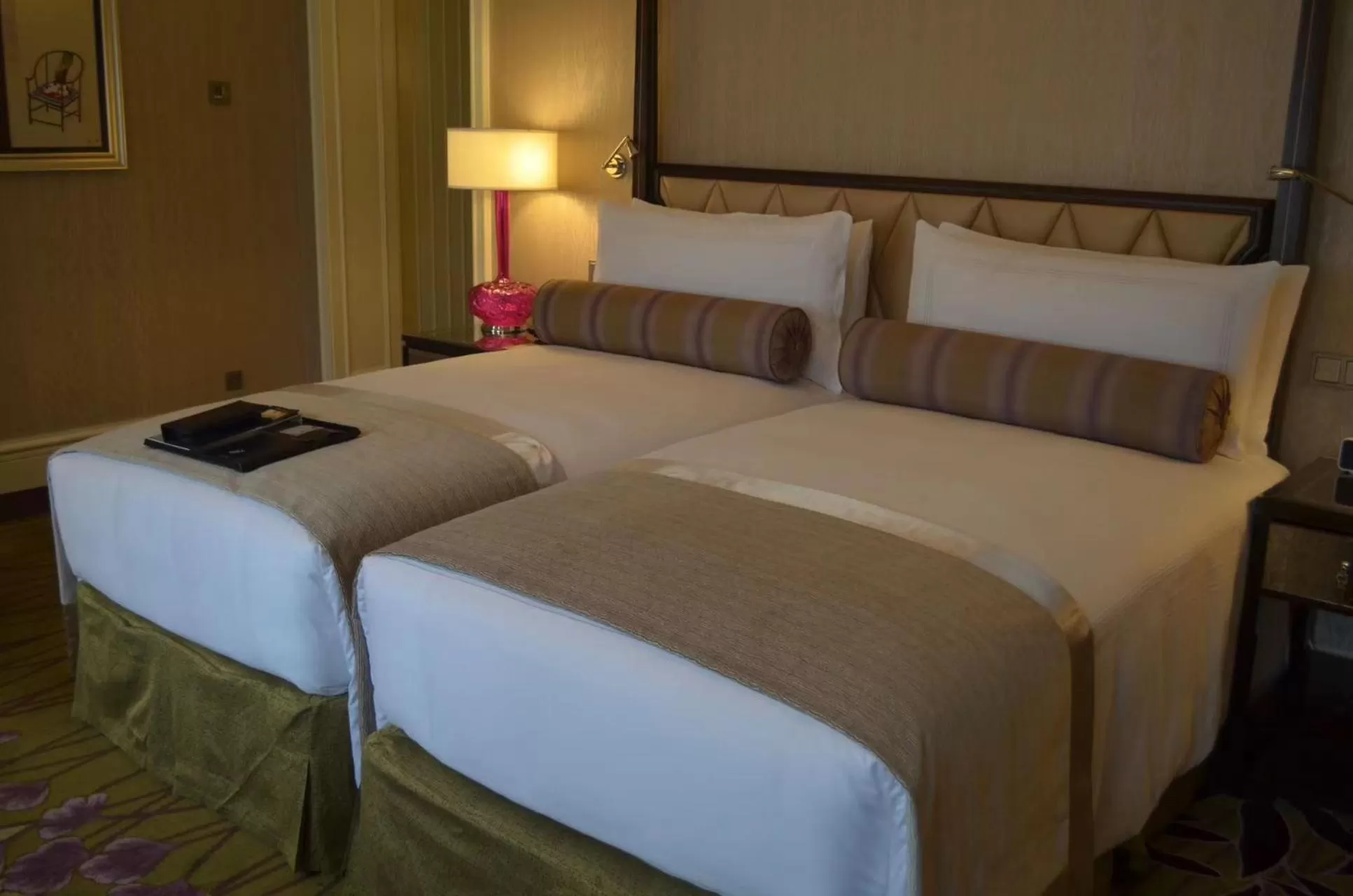 Property building, Bed in Fairmont Peace Hotel on the Bund