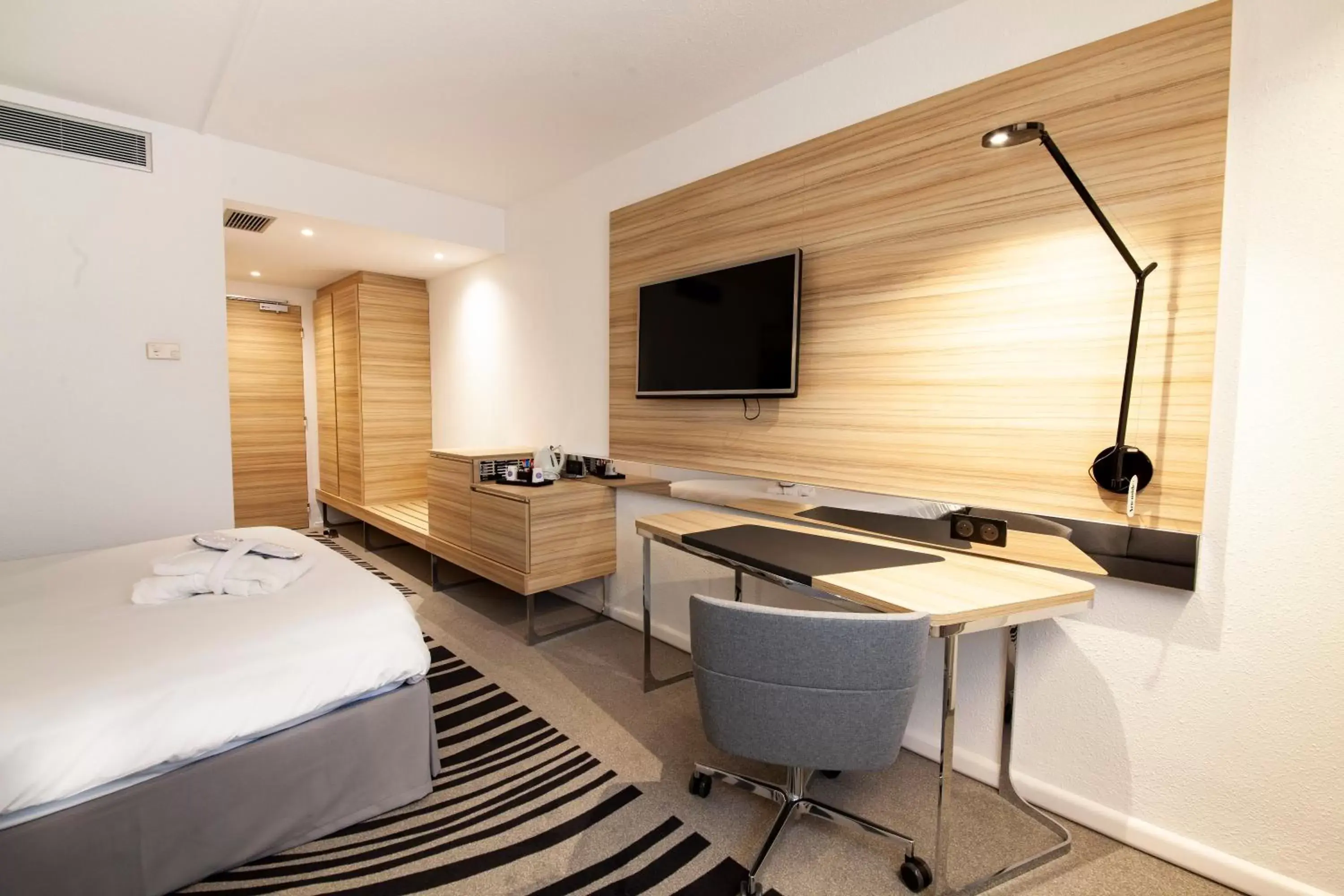 TV and multimedia, TV/Entertainment Center in Novotel Clermont-Ferrand