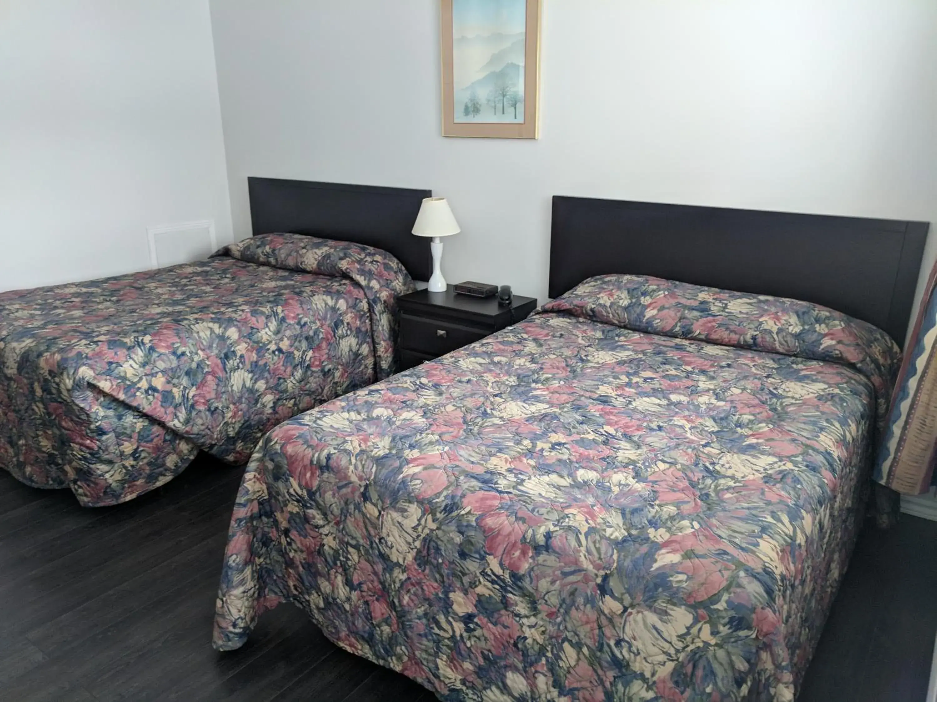 Bed in Hilltop Motel