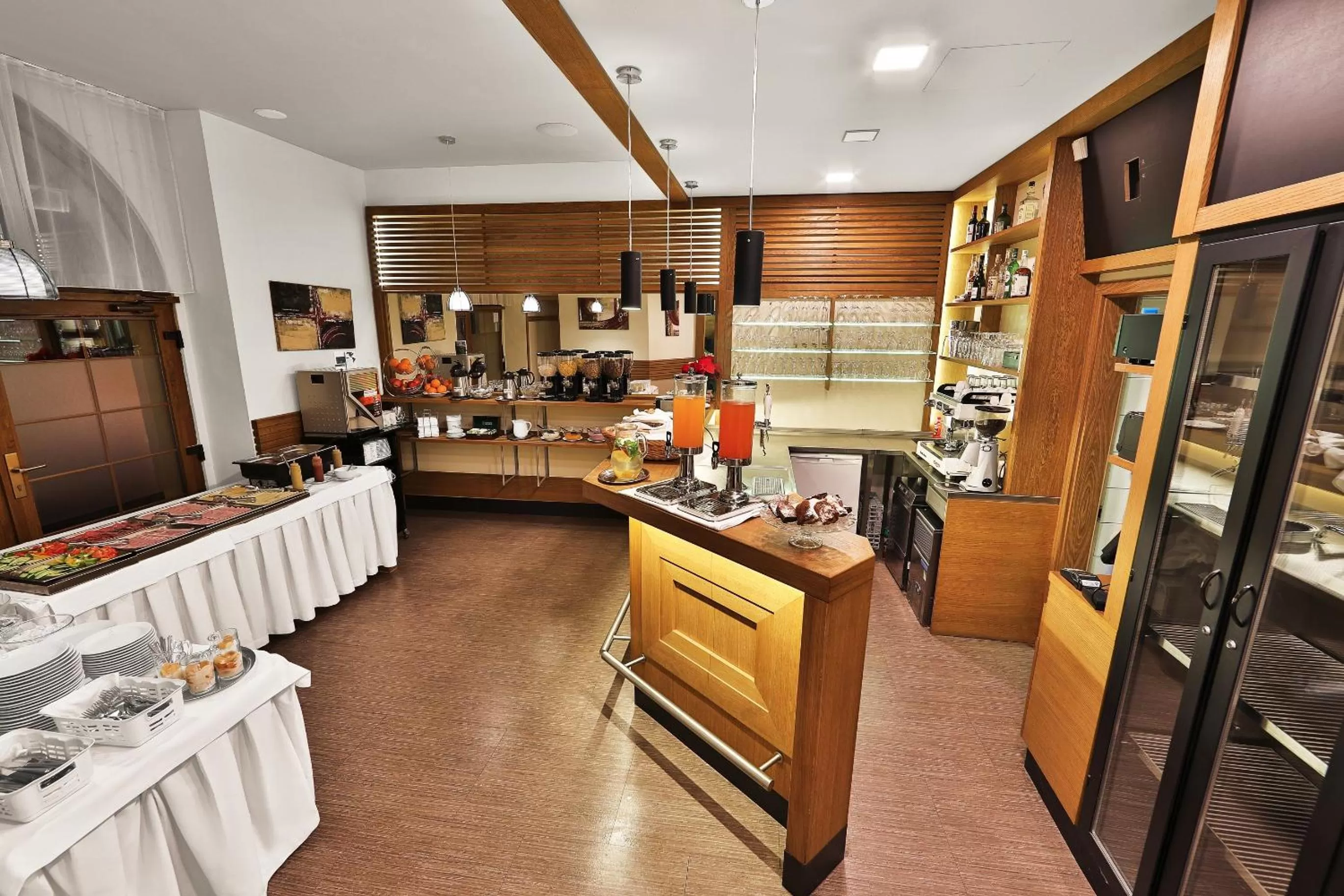 Restaurant/places to eat in Attic Hotel