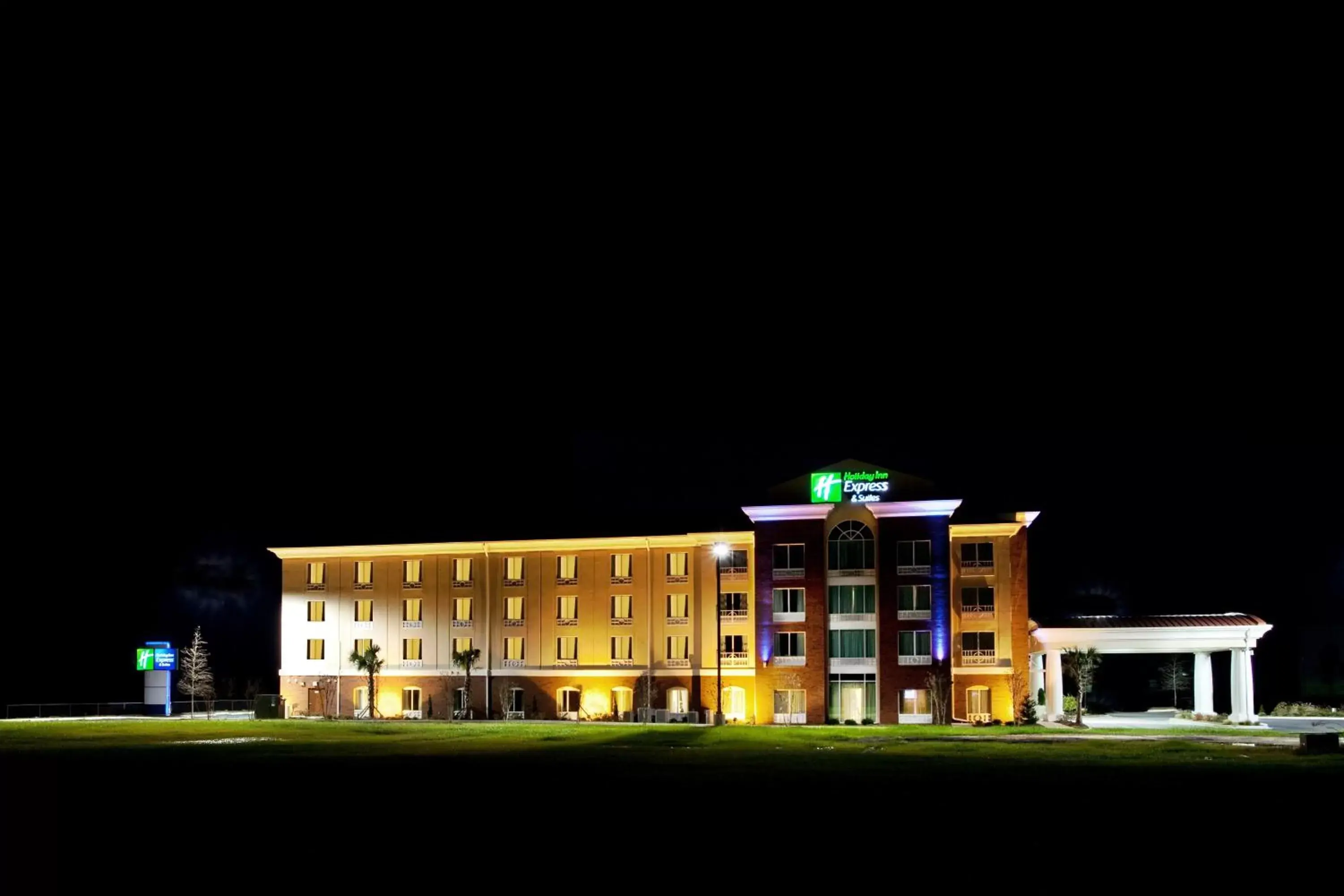 Property Building in Holiday Inn Express and Suites Newberry, an IHG Hotel