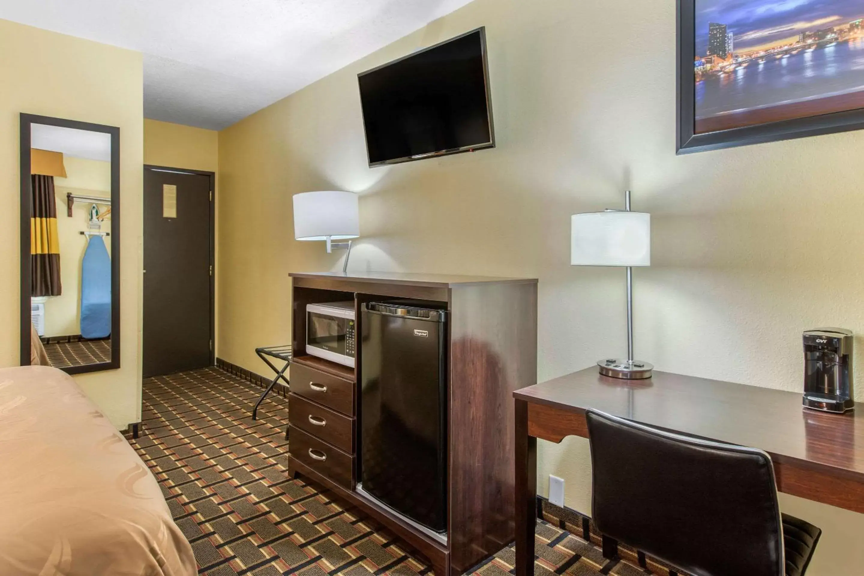 Photo of the whole room, TV/Entertainment Center in Quality Inn Grand Rapids Near Downtown