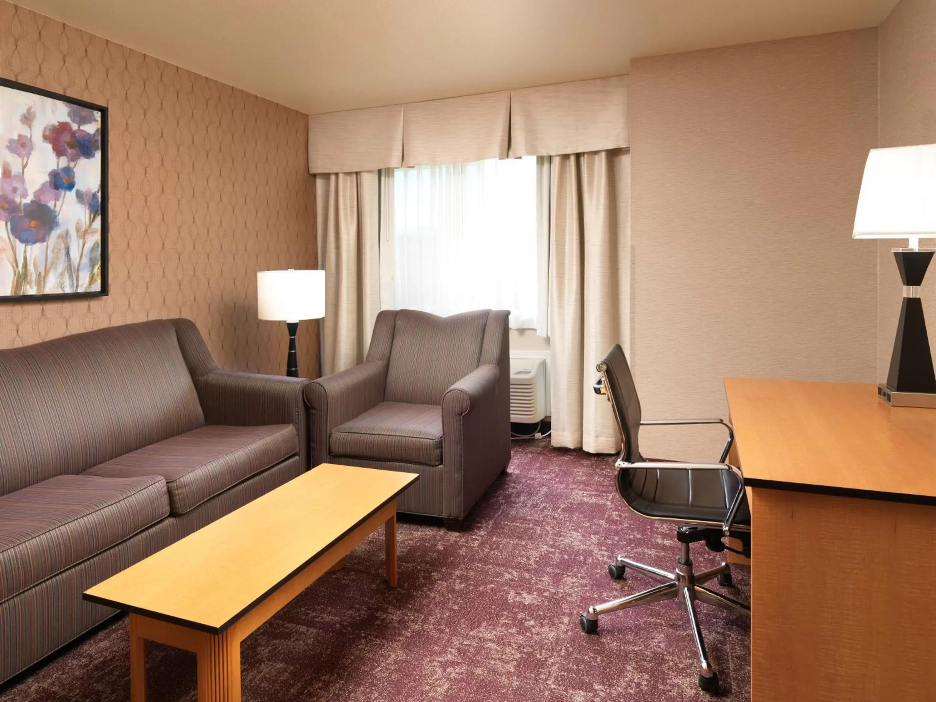 Seating Area in Crystal Inn Hotel & Suites - West Valley City