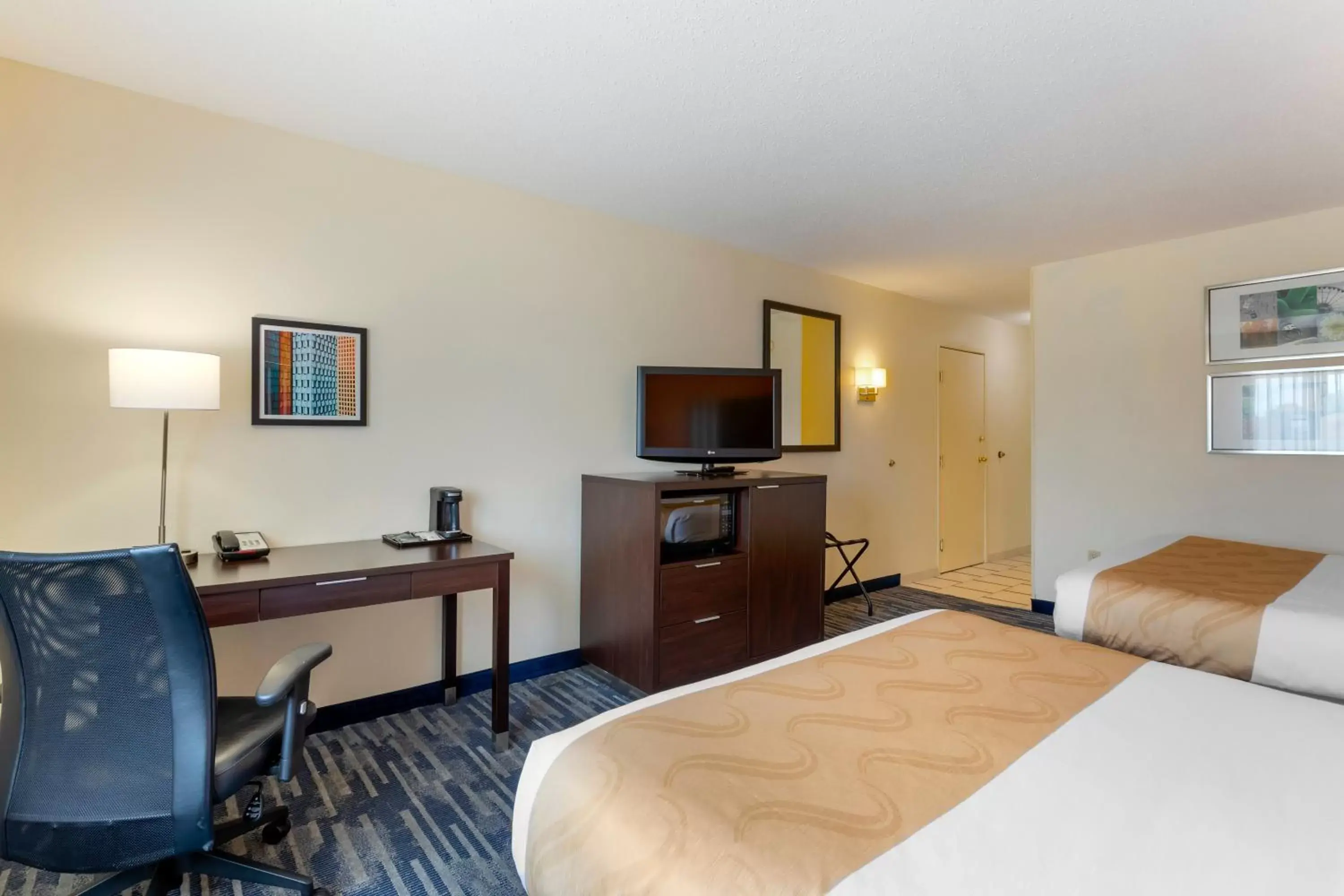 TV and multimedia, TV/Entertainment Center in Quality Inn & Suites Keokuk North