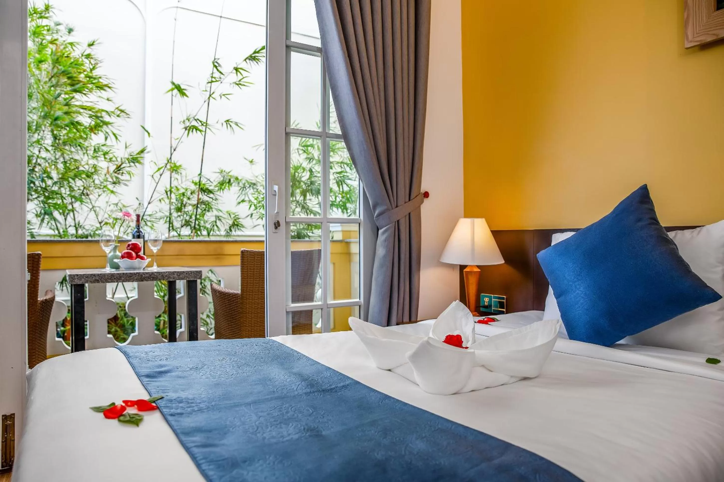 Garden view, Bed in TRIPLE Riverside Villa Hotel HoiAn