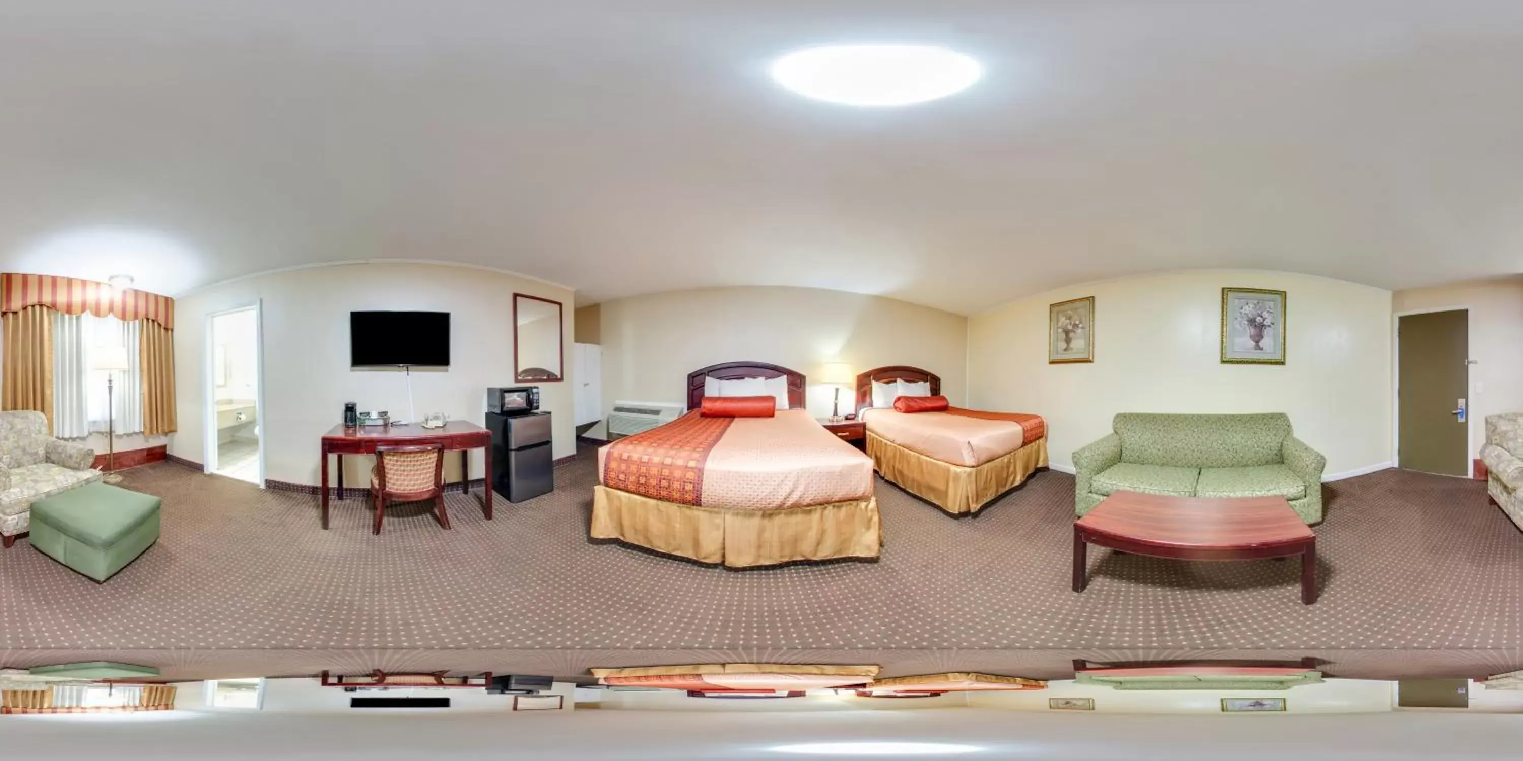 Bed in Rodeway Inn & Suites Weedsport NY