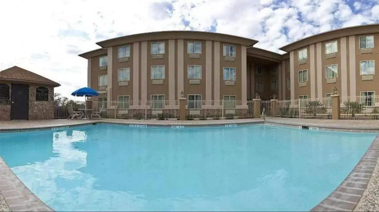 Swimming Pool in Best Western Medical Center North Inn & Suites Near Six Flags