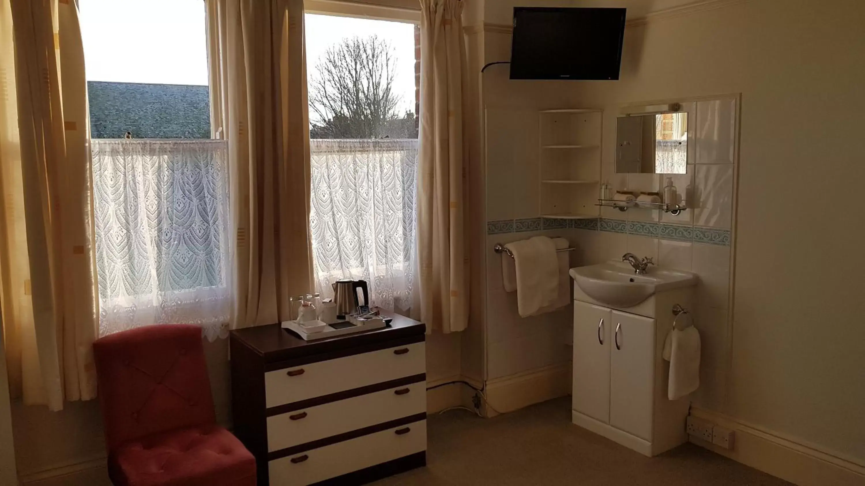 Coffee/tea facilities, Bathroom in The Wycliffe