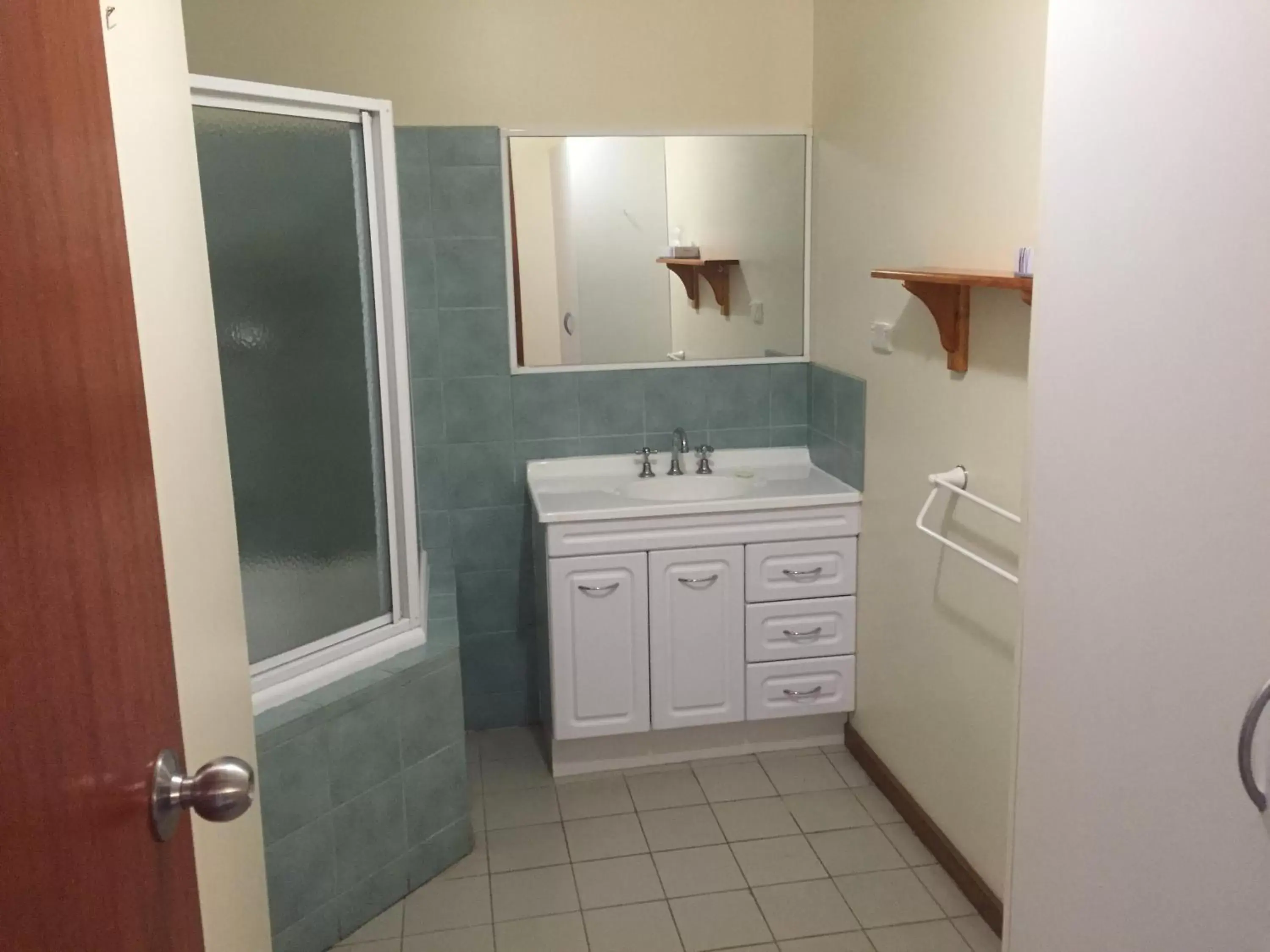 Bathroom in Warragul Views Motor Inn Bathroom in Warragul Views Motor Inn