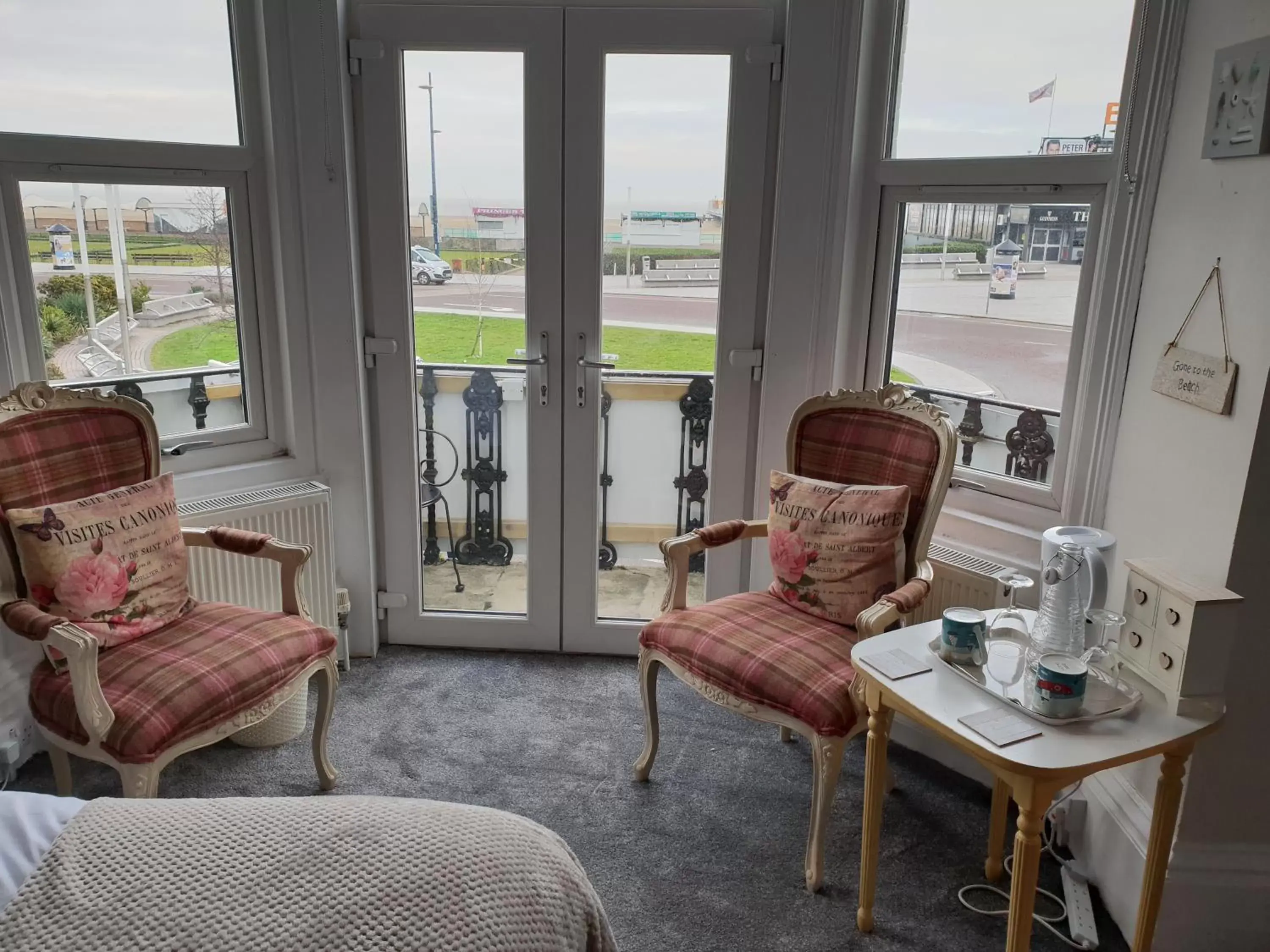 Bedroom, Seating Area in Henrys on the Prom