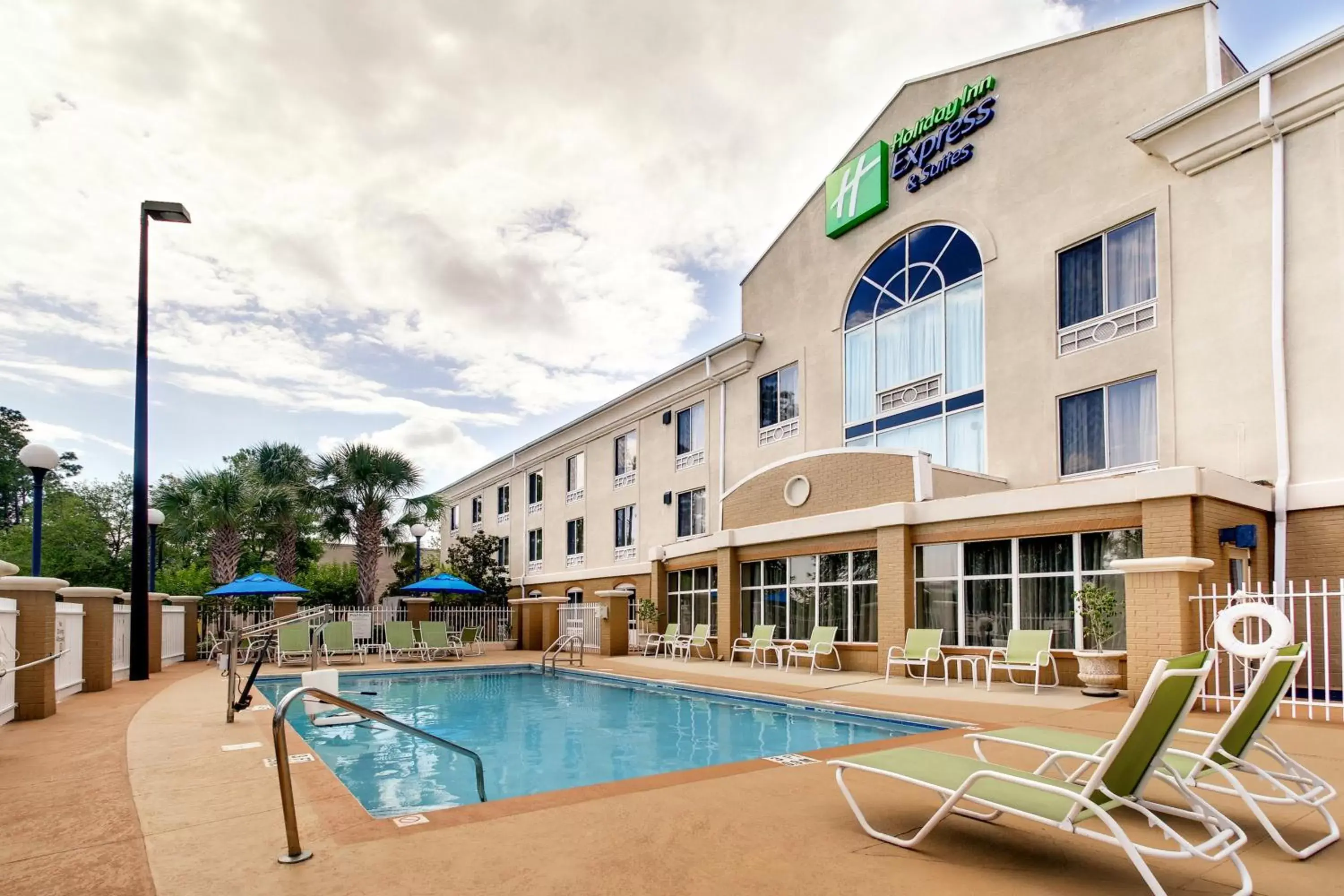 Swimming pool, Property Building in Holiday Inn Express & Suites Jacksonville South - I-295, an IHG Hotel