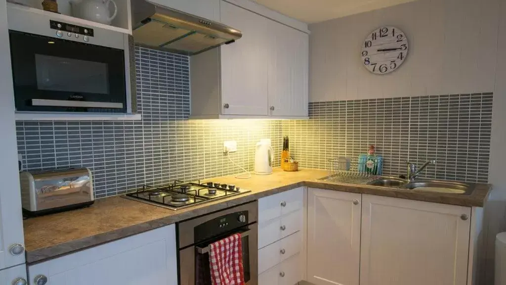 Kitchen or kitchenette, Kitchen/Kitchenette in Chesil Beach Lodge